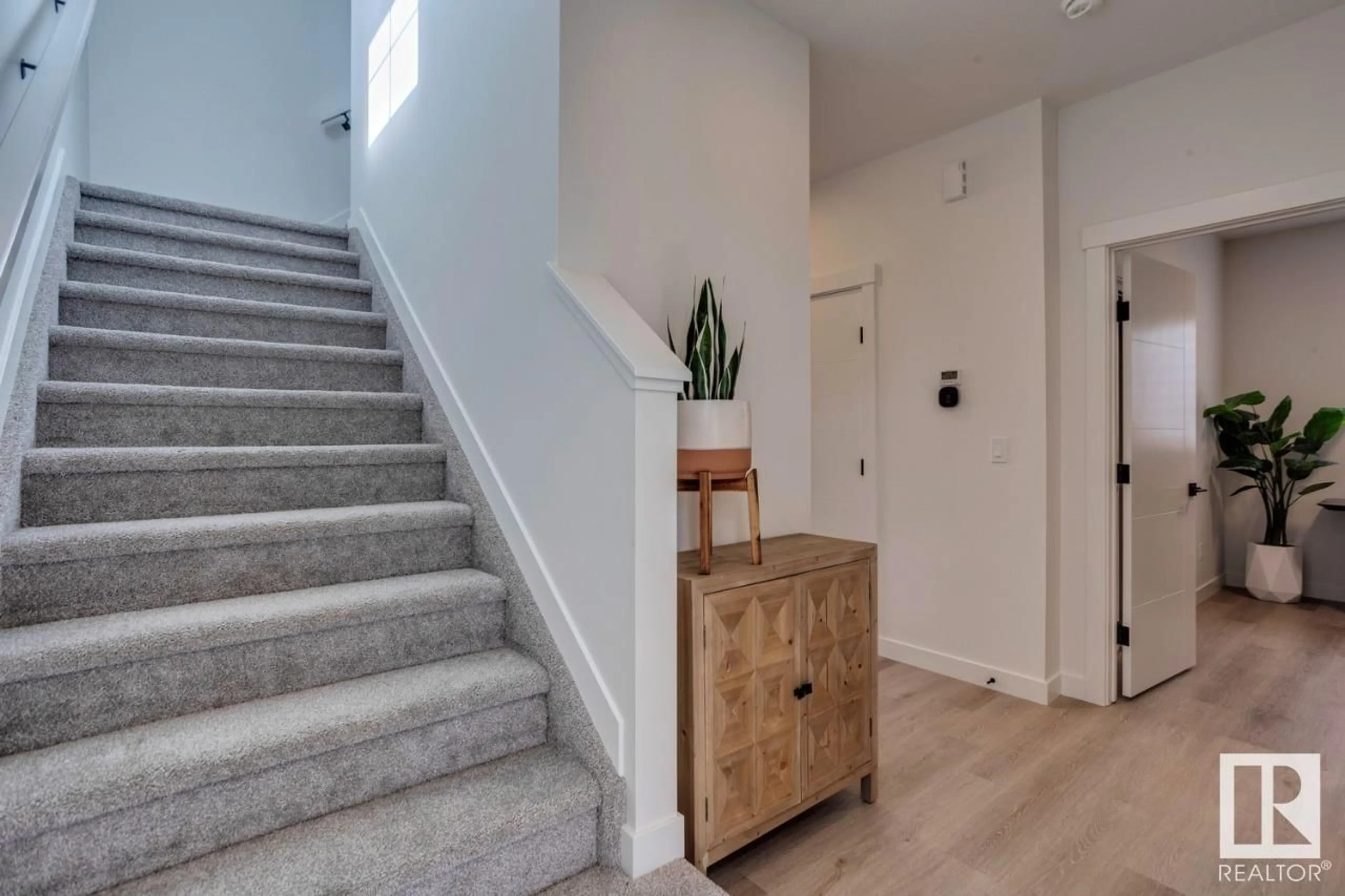 Indoor entryway for 1544 GRANT WY, Edmonton Alberta T5T0W2
