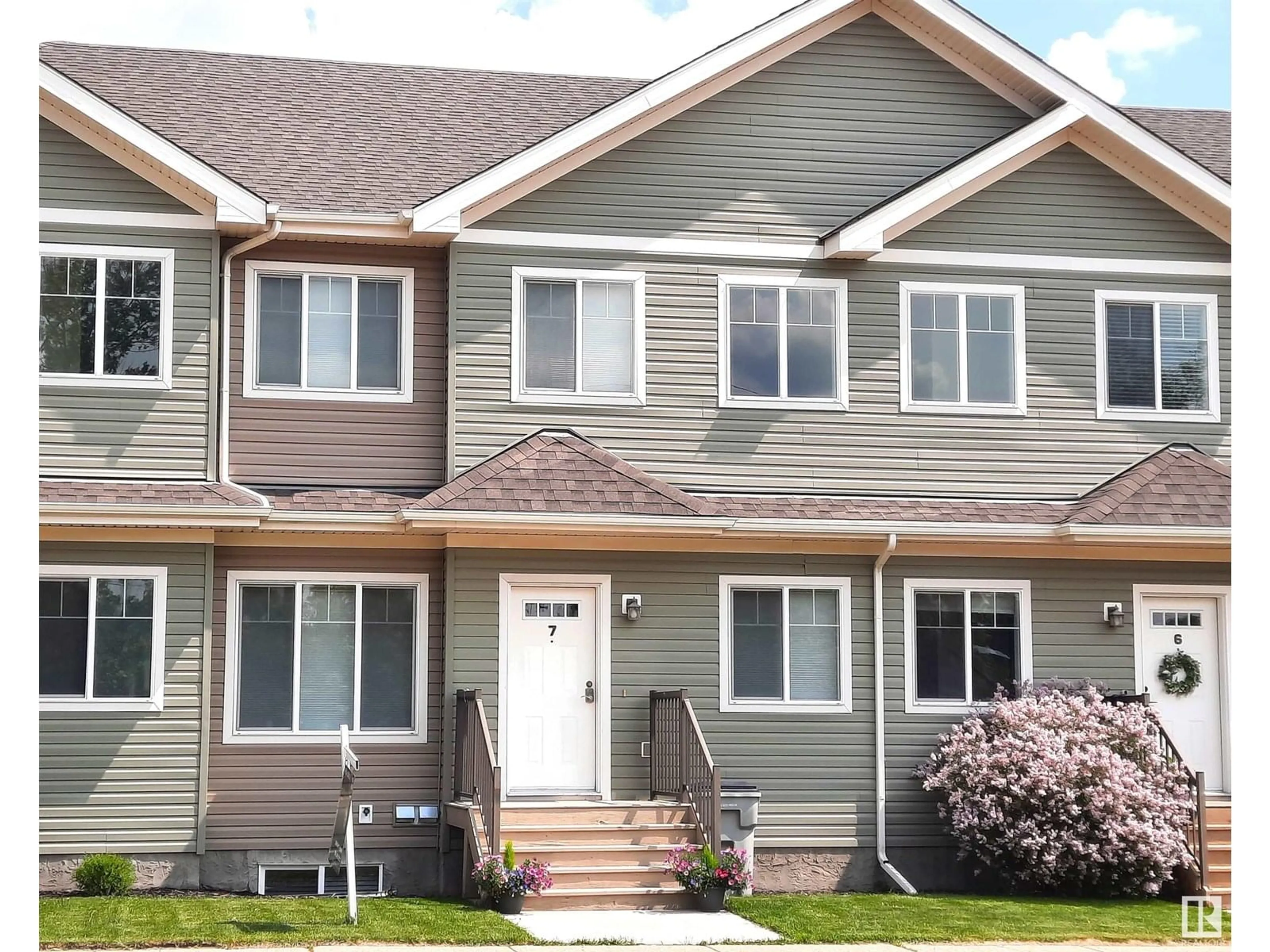 Home with vinyl exterior material, street for #7 - 300 QUEEN ST, Spruce Grove Alberta T7X2J1