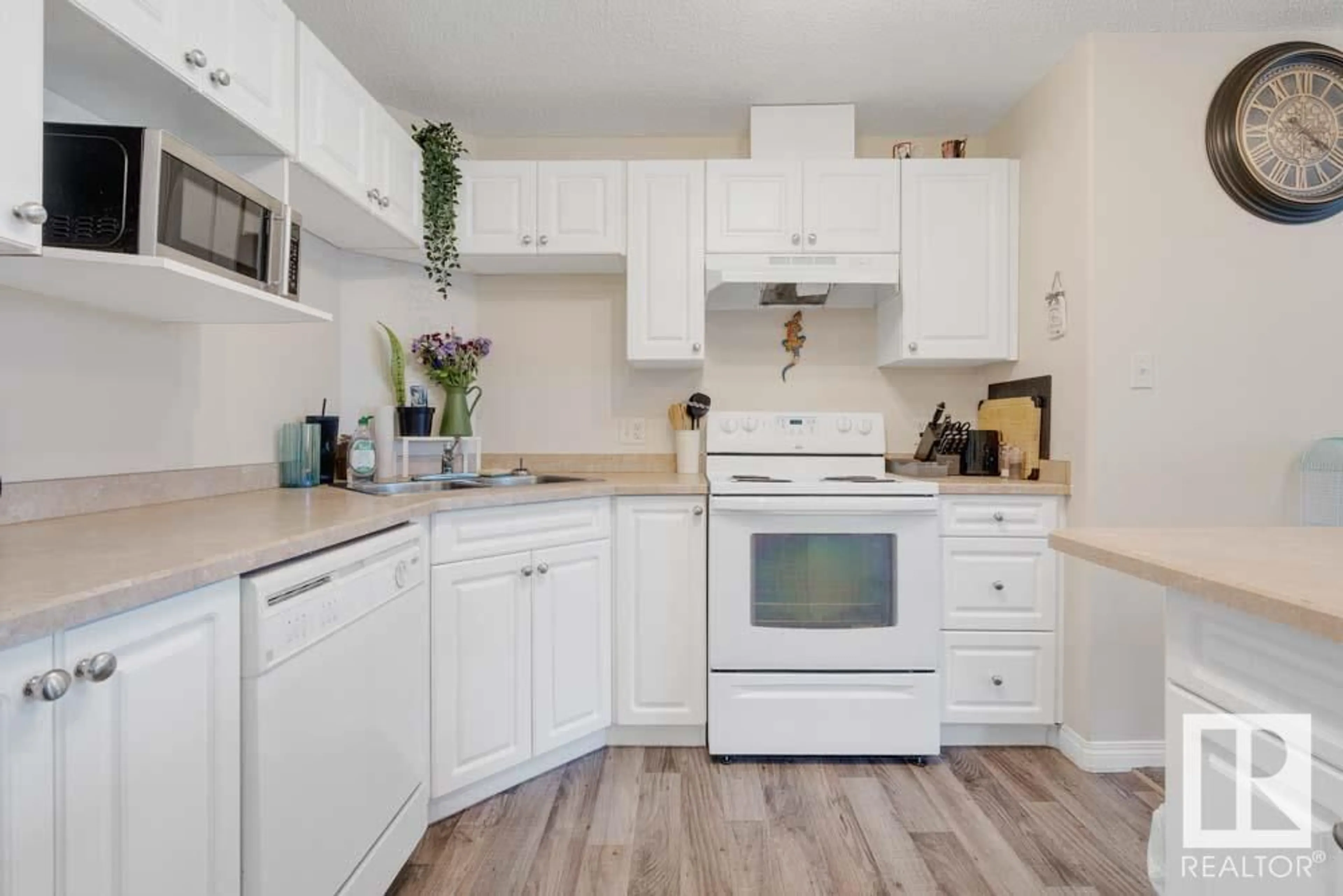 Standard kitchen, wood/laminate floor for 1310 SOUTH TERWILLEGAR DR, Edmonton Alberta T6R0E1