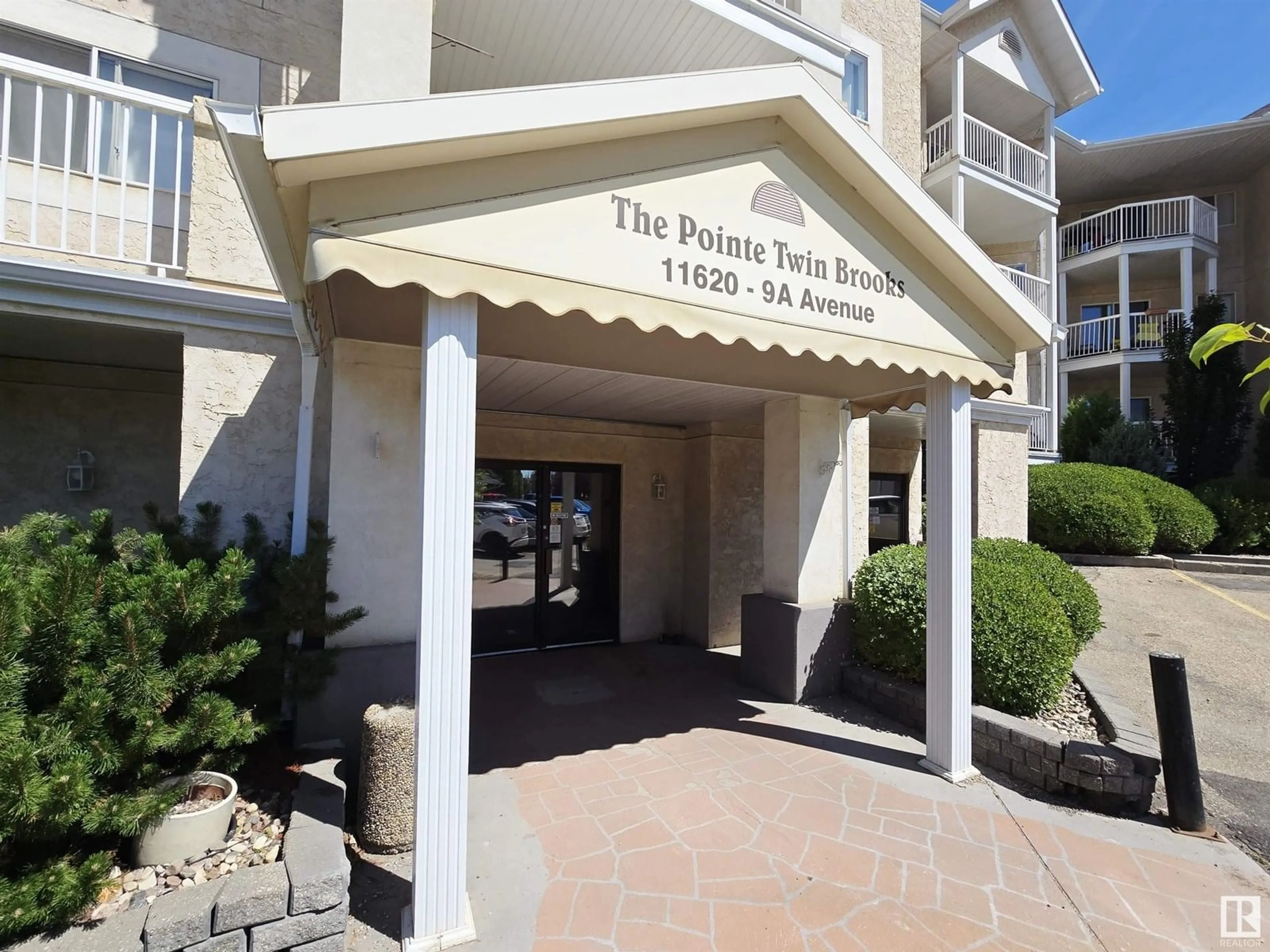 Indoor foyer for #111 - 11620 9A AV, Edmonton Alberta T6J7B4