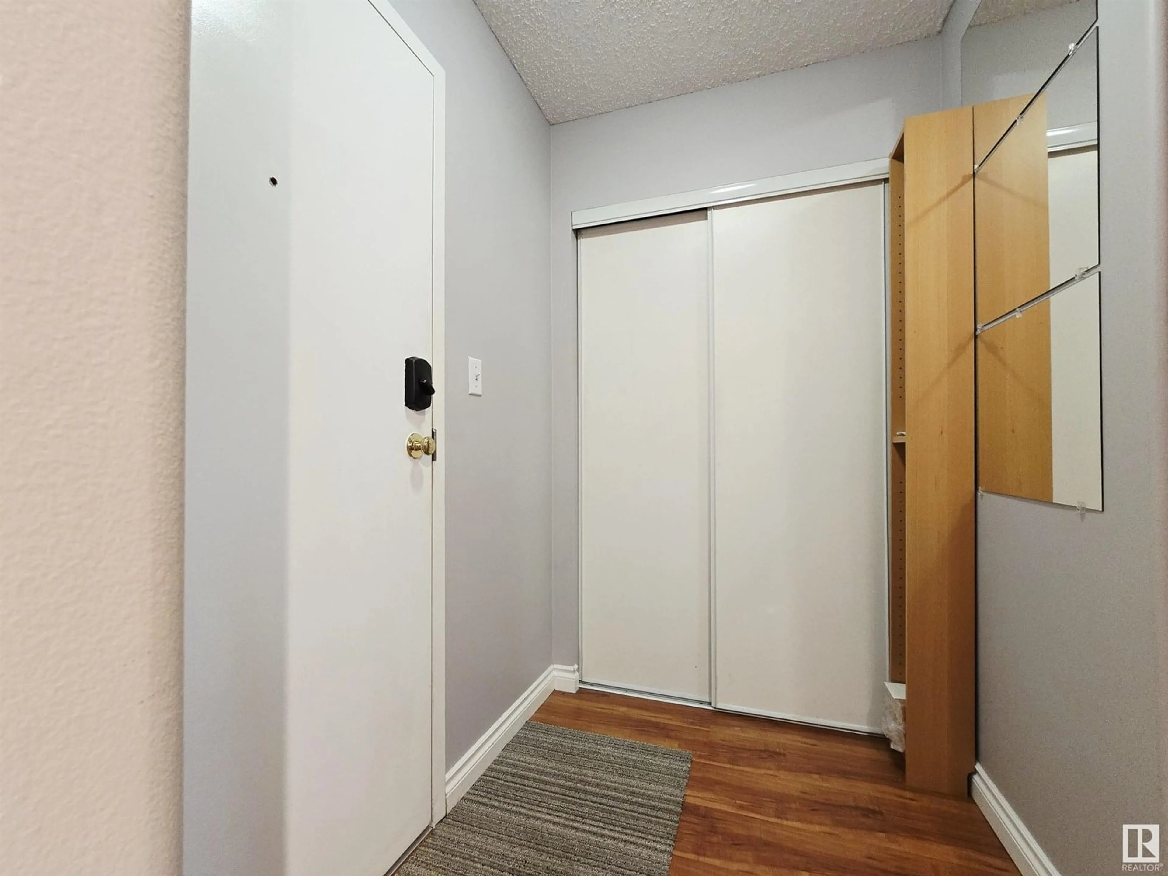 Indoor entryway for #111 - 11620 9A AV, Edmonton Alberta T6J7B4