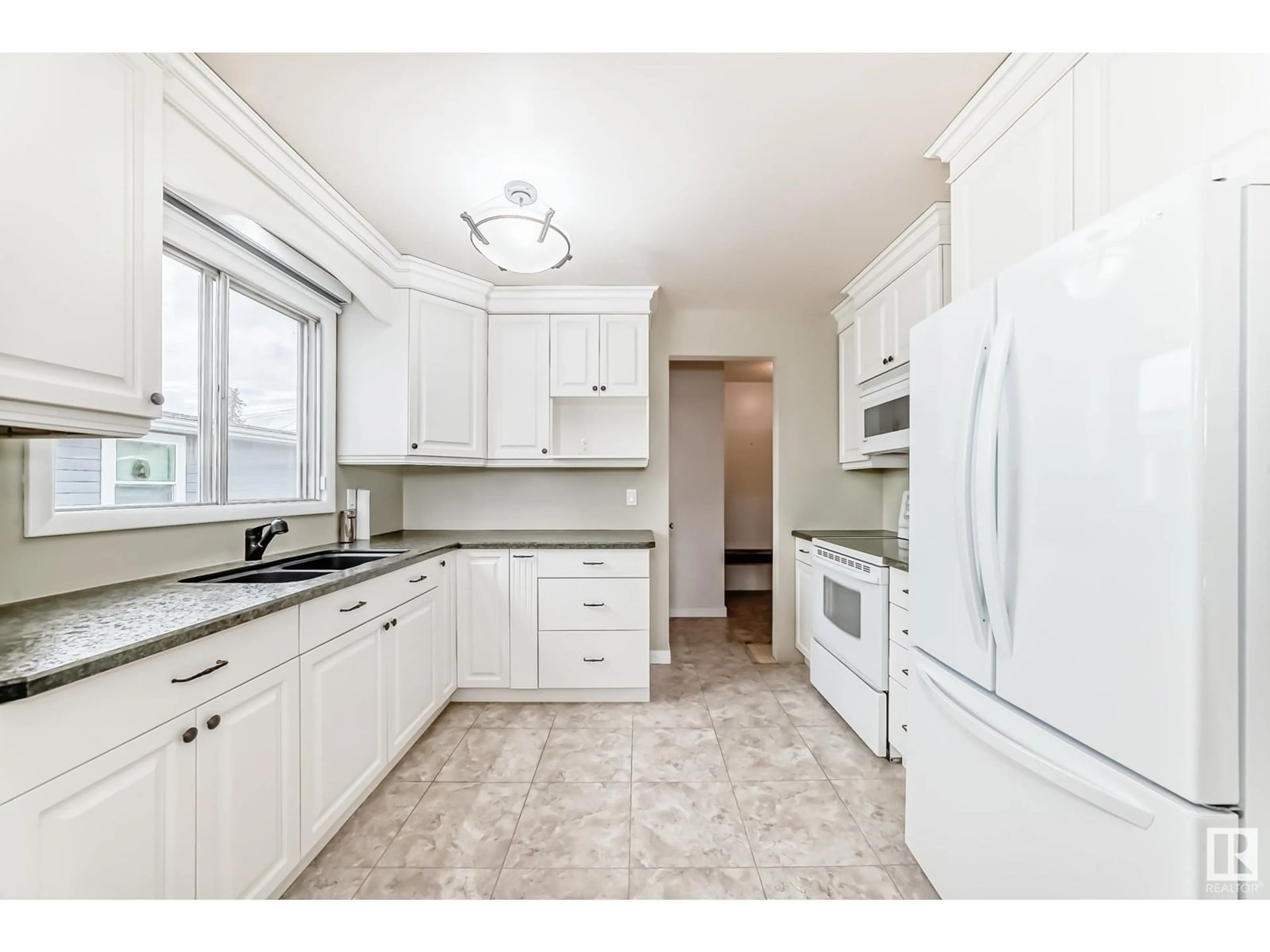 Standard kitchen, ceramic/tile floor for 1975 BONNEVILLE DR, Sherwood Park Alberta T8A0X4