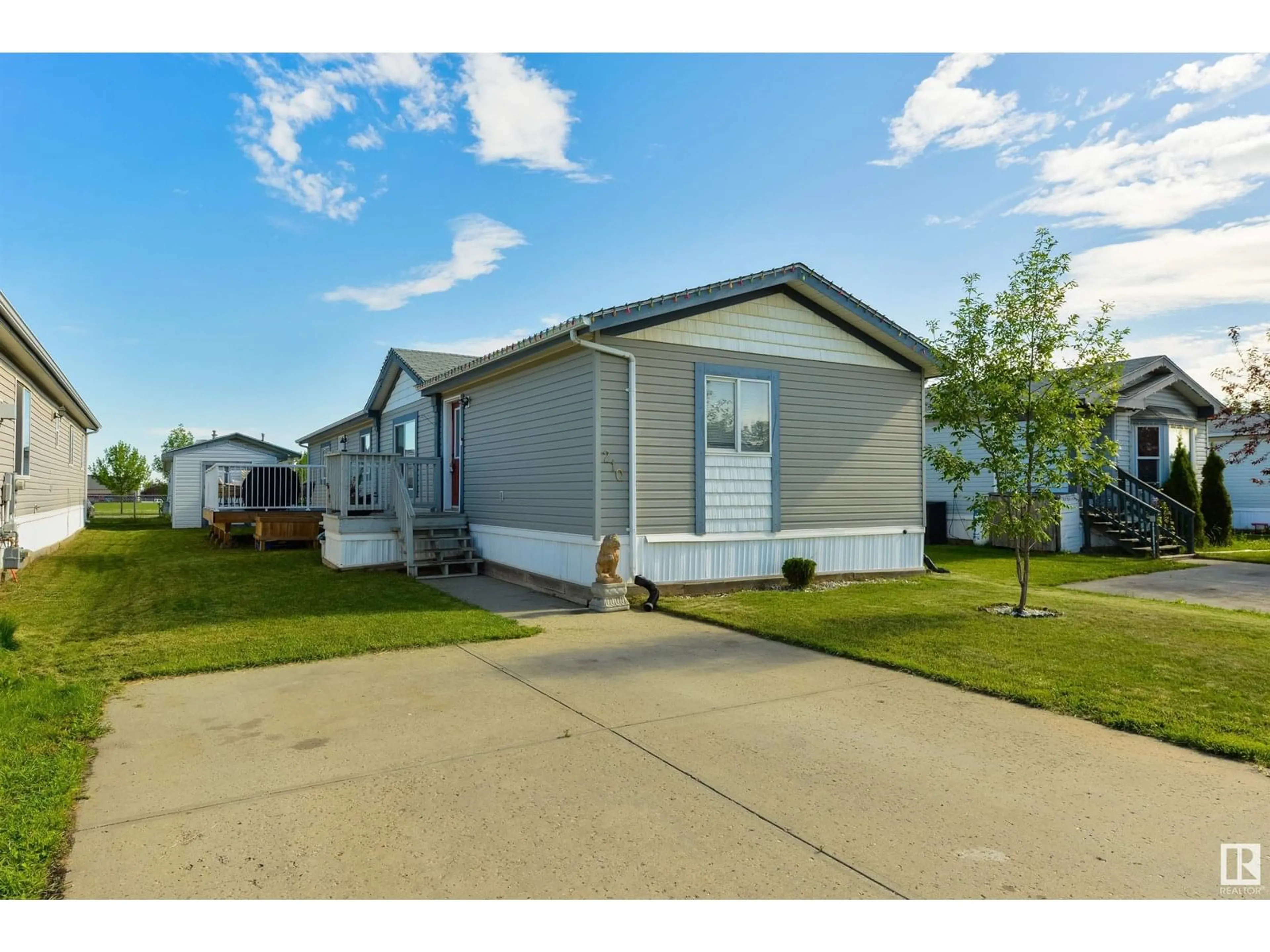 Home with vinyl exterior material, unknown for 210 OAK WOOD DR, Edmonton Alberta T6P0A3