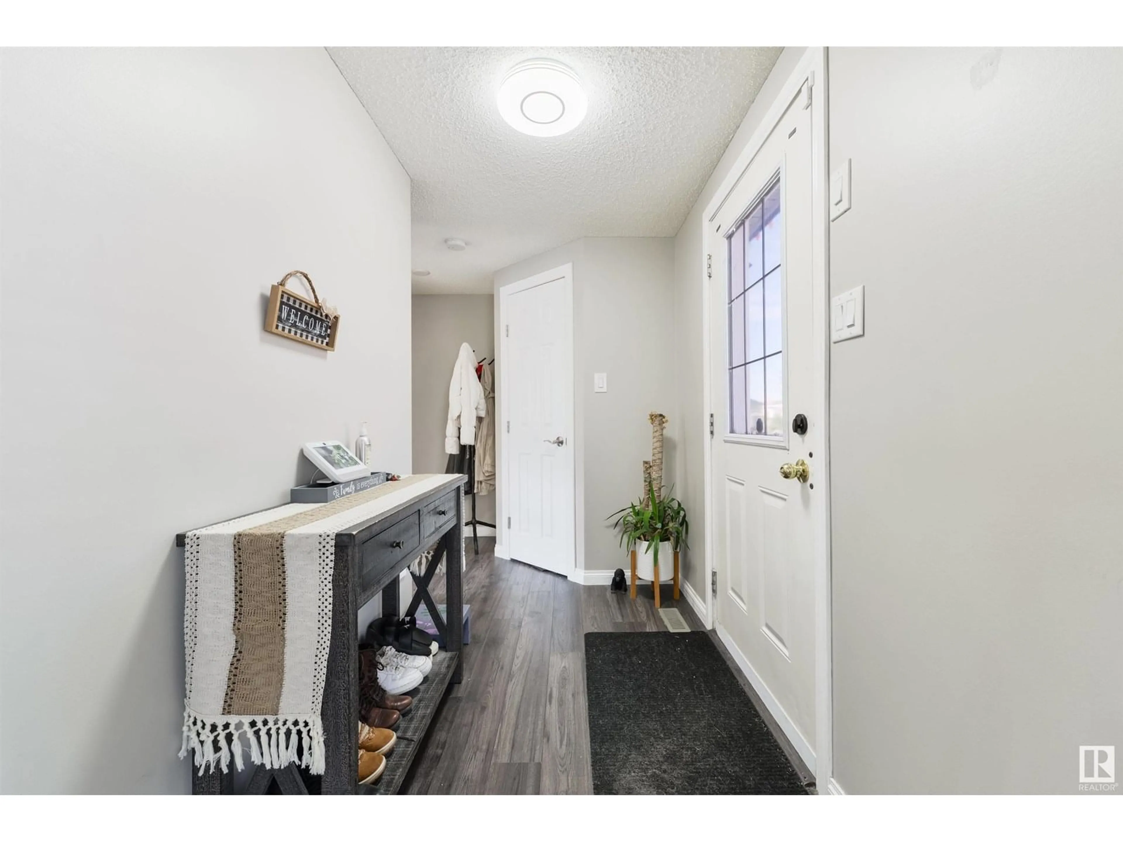 Indoor entryway for 210 OAK WOOD DR, Edmonton Alberta T6P0A3