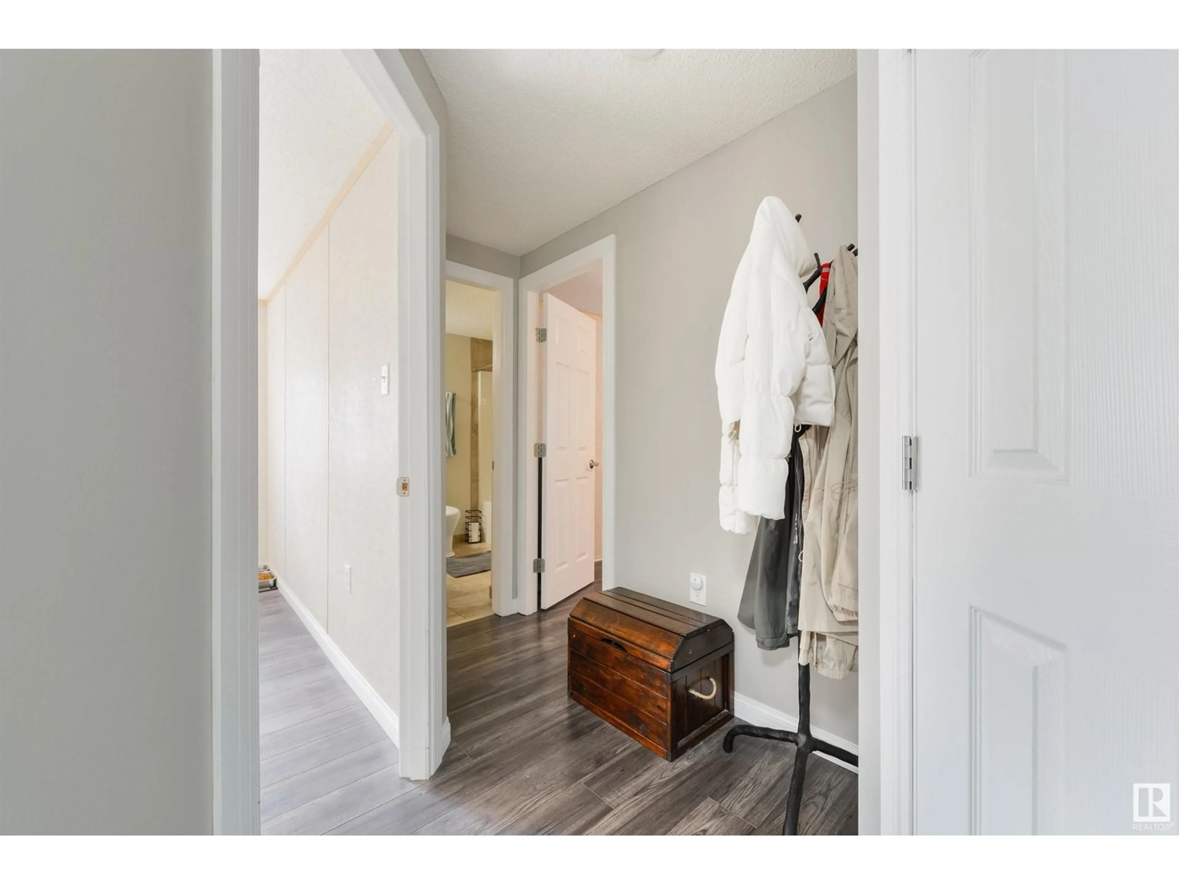 Indoor entryway for 210 OAK WOOD DR, Edmonton Alberta T6P0A3
