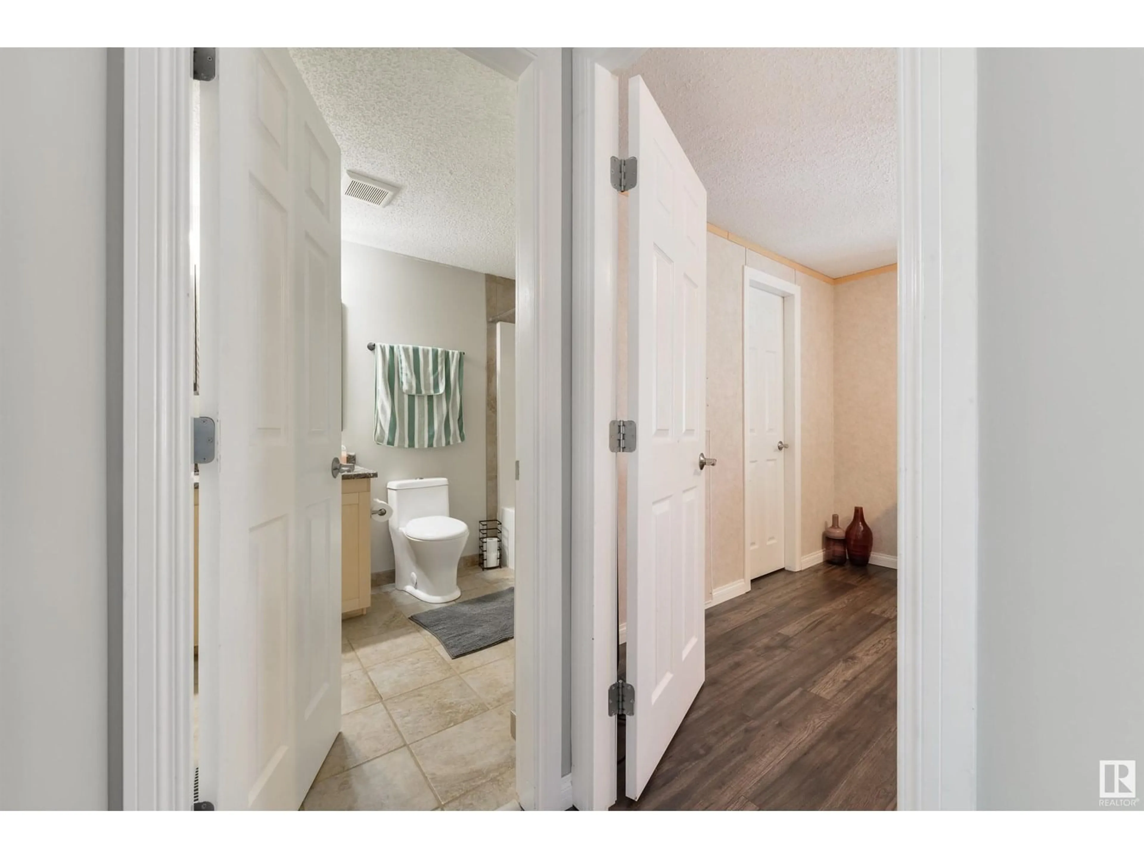 Indoor entryway for 210 OAK WOOD DR, Edmonton Alberta T6P0A3