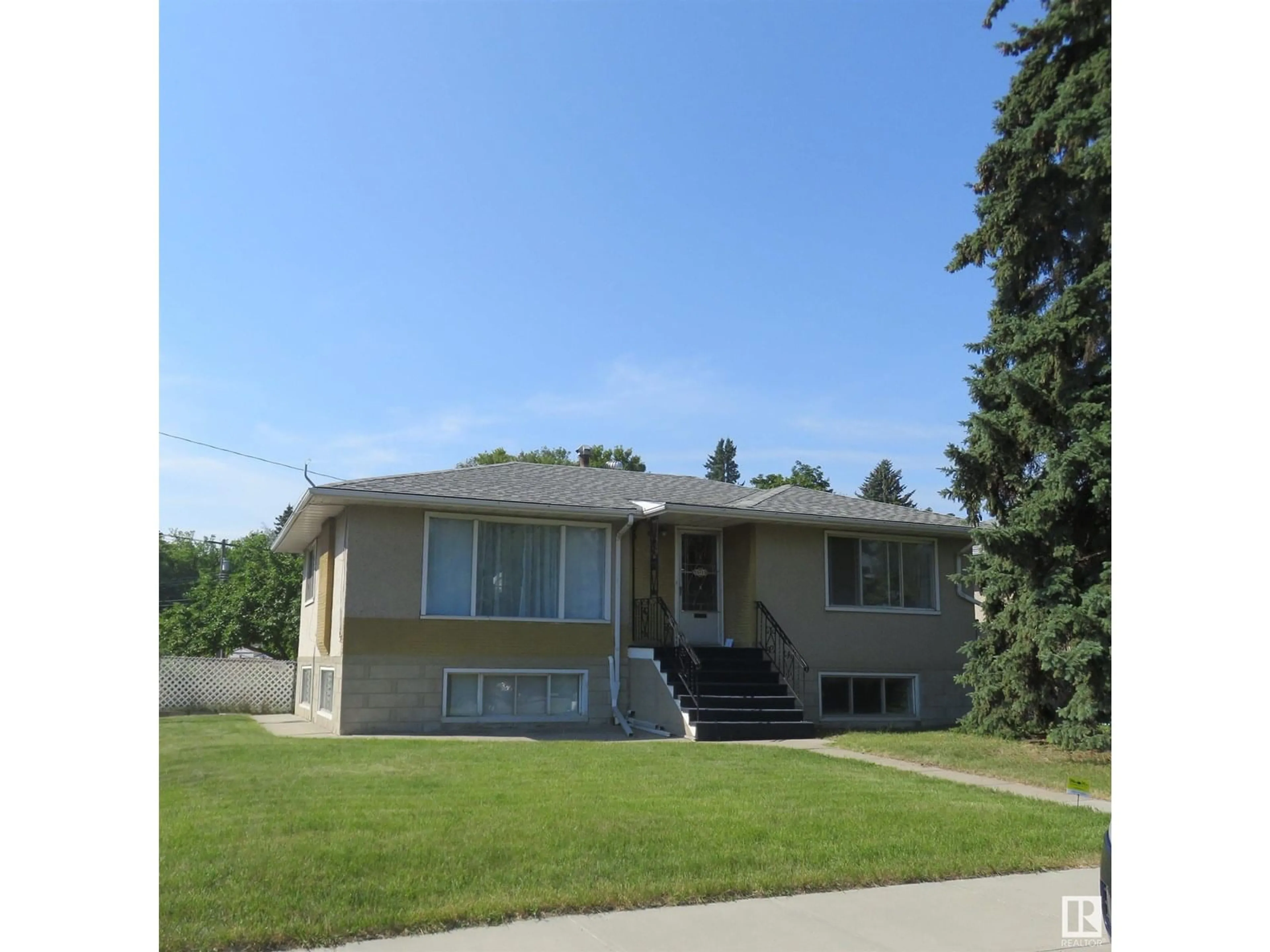 Home with vinyl exterior material, street for 13719 118 AV, Edmonton Alberta T5L2M1
