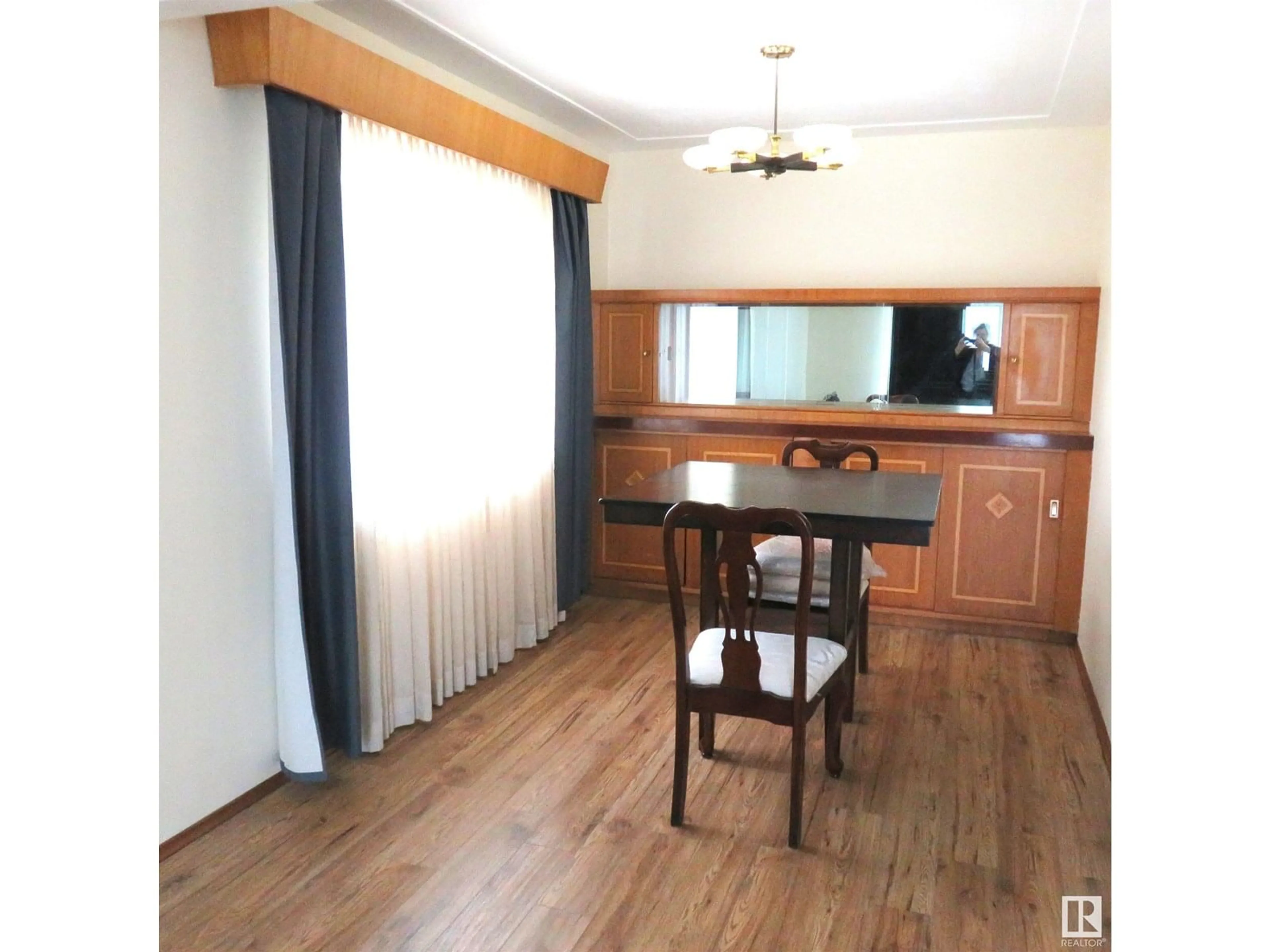 A pic of a room for 13719 118 AV, Edmonton Alberta T5L2M1