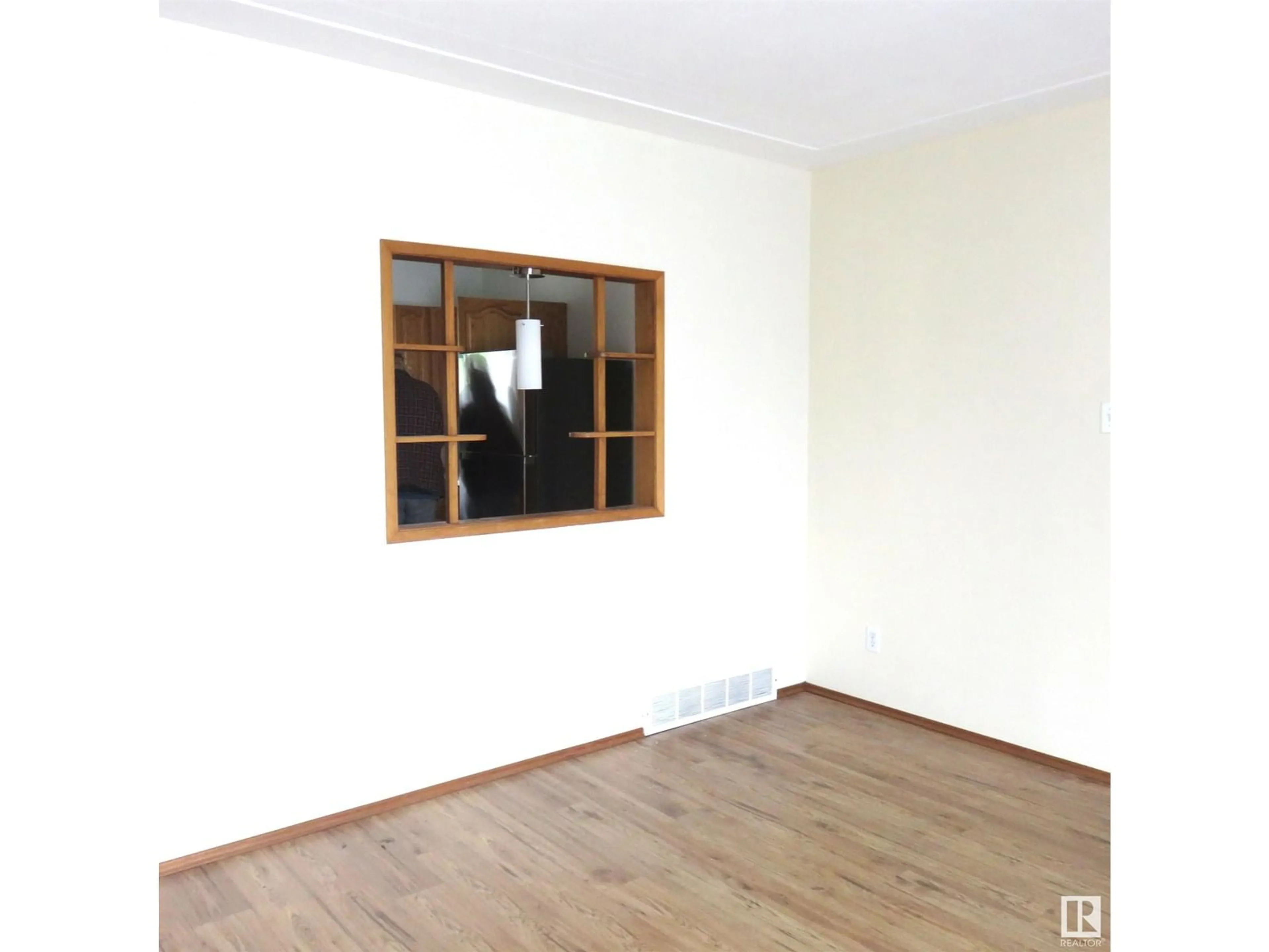 A pic of a room for 13719 118 AV, Edmonton Alberta T5L2M1