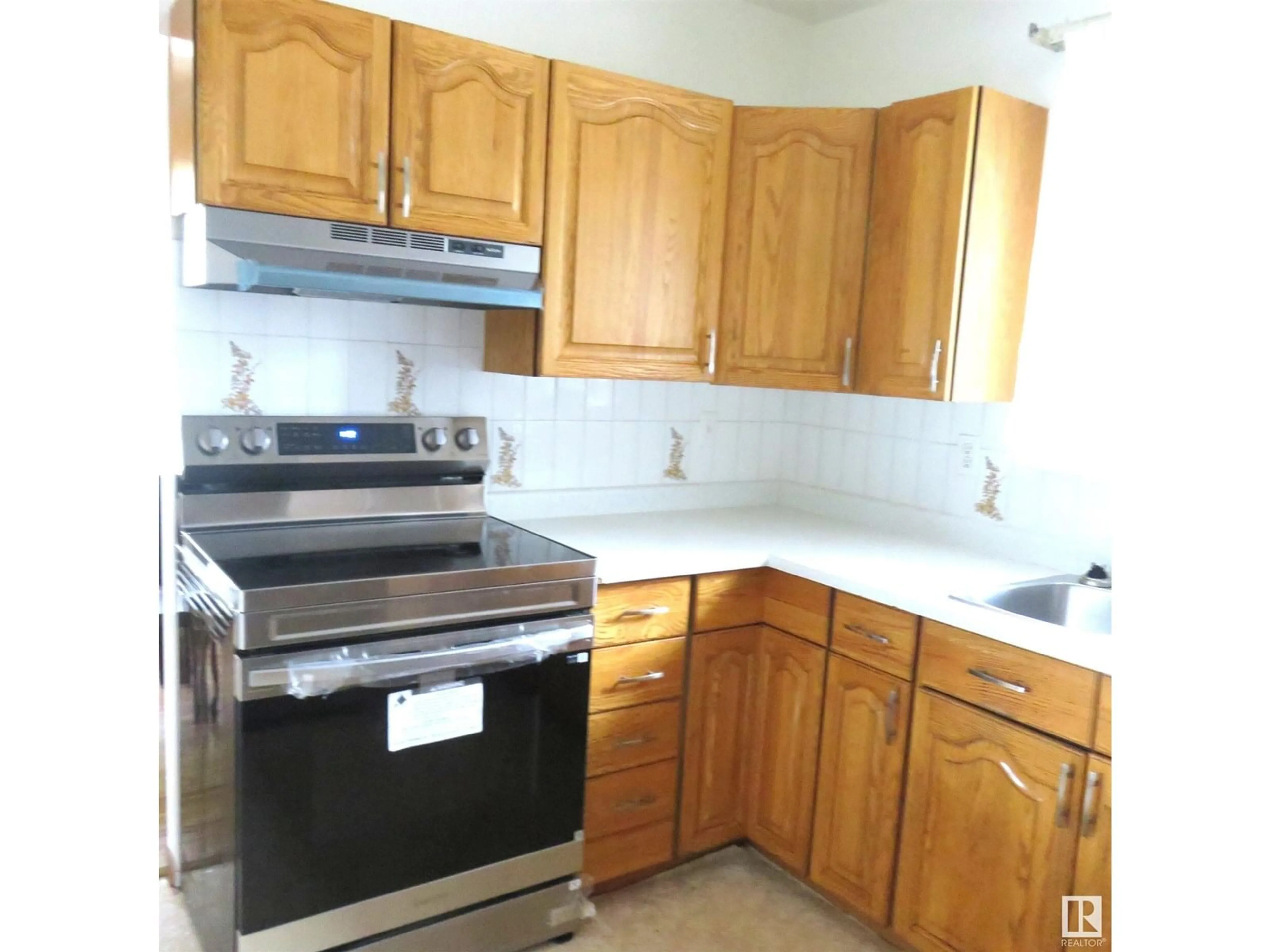 Standard kitchen, unknown for 13719 118 AV, Edmonton Alberta T5L2M1