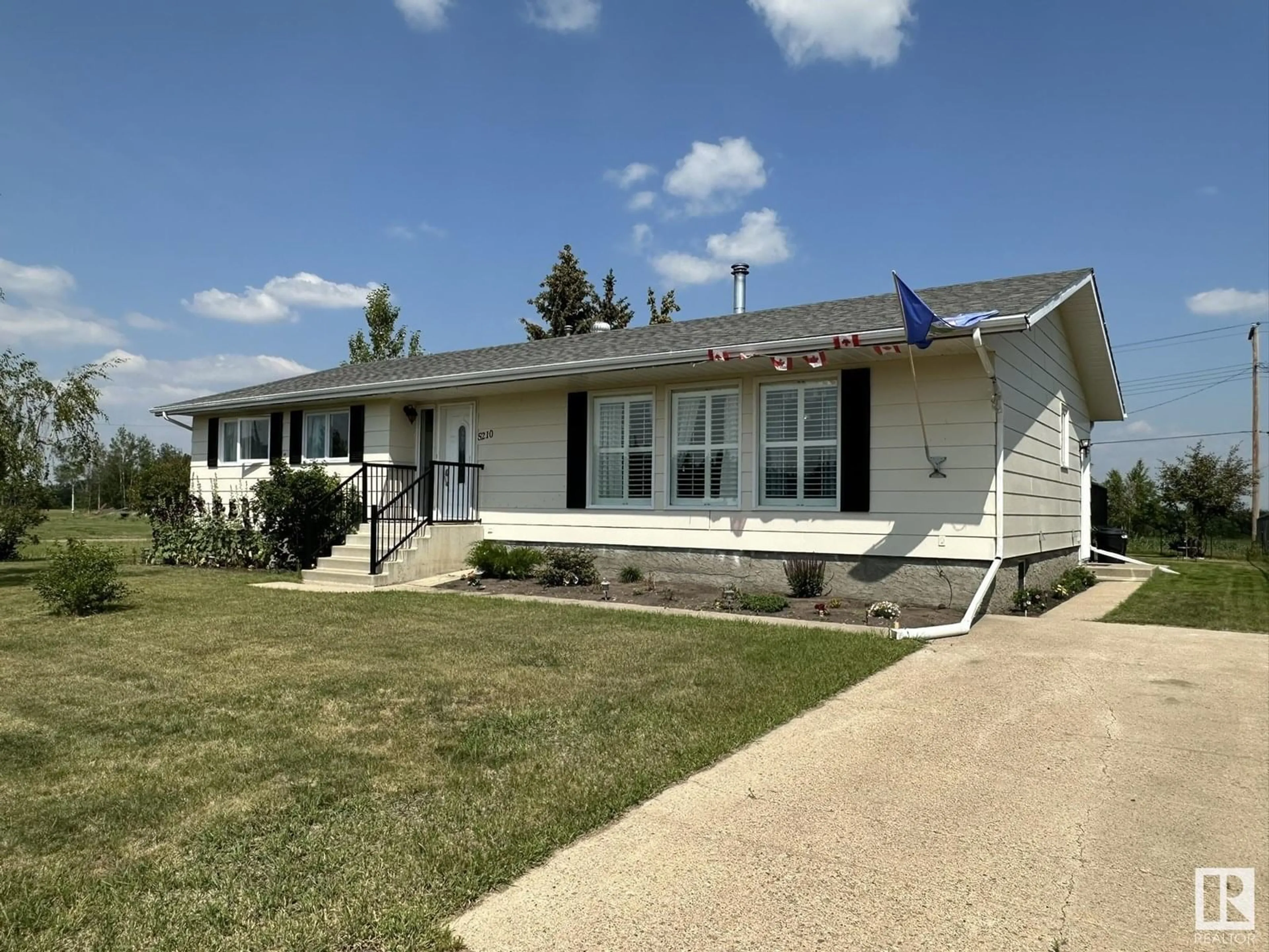 Home with vinyl exterior material, unknown for 5210 54 AV, Andrew Alberta T0C0C0