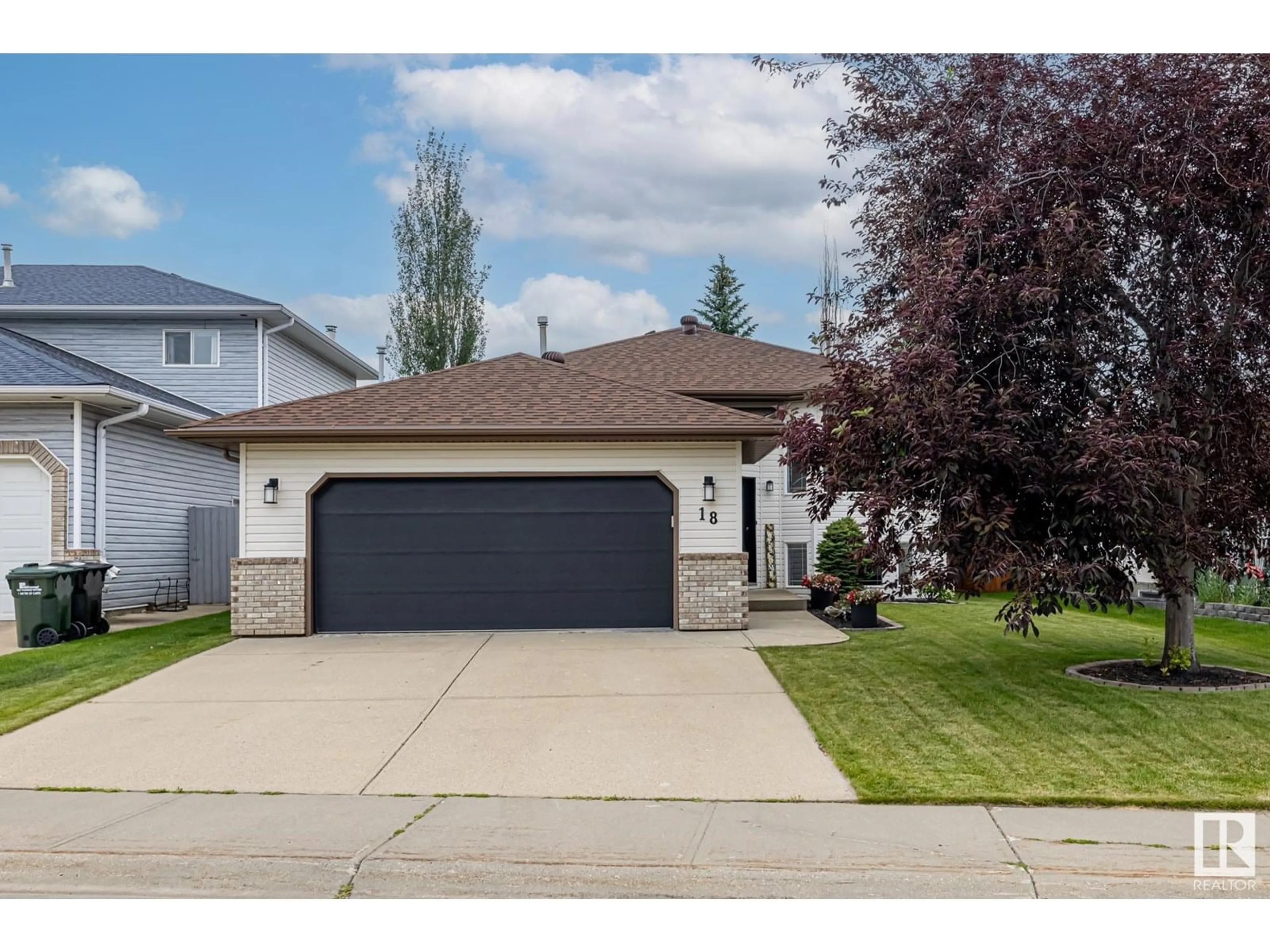 Home with vinyl exterior material, street for 18 CHANCERY WY, Sherwood Park Alberta T8H1Y3