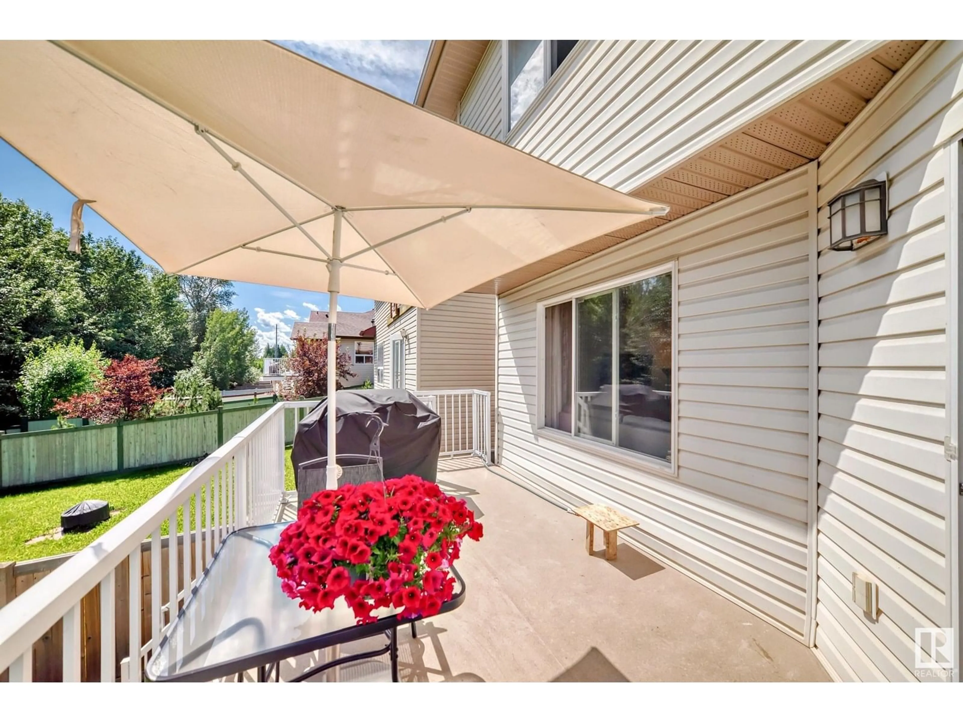 Patio, street for 9107 205 ST NW, Edmonton Alberta T5T0X1