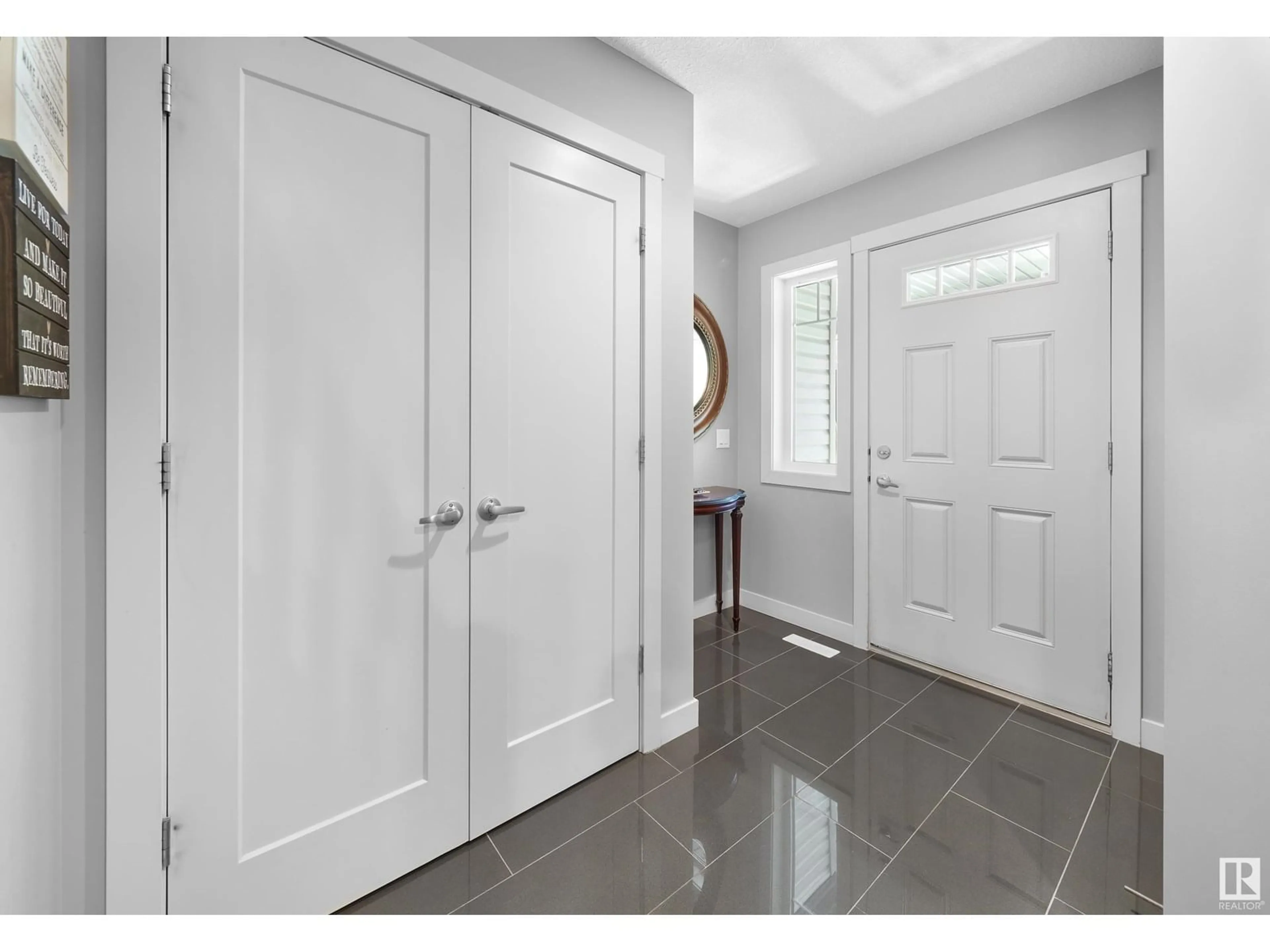 Indoor entryway for 560 CHAPPELLE DR, Edmonton Alberta T6W2B5