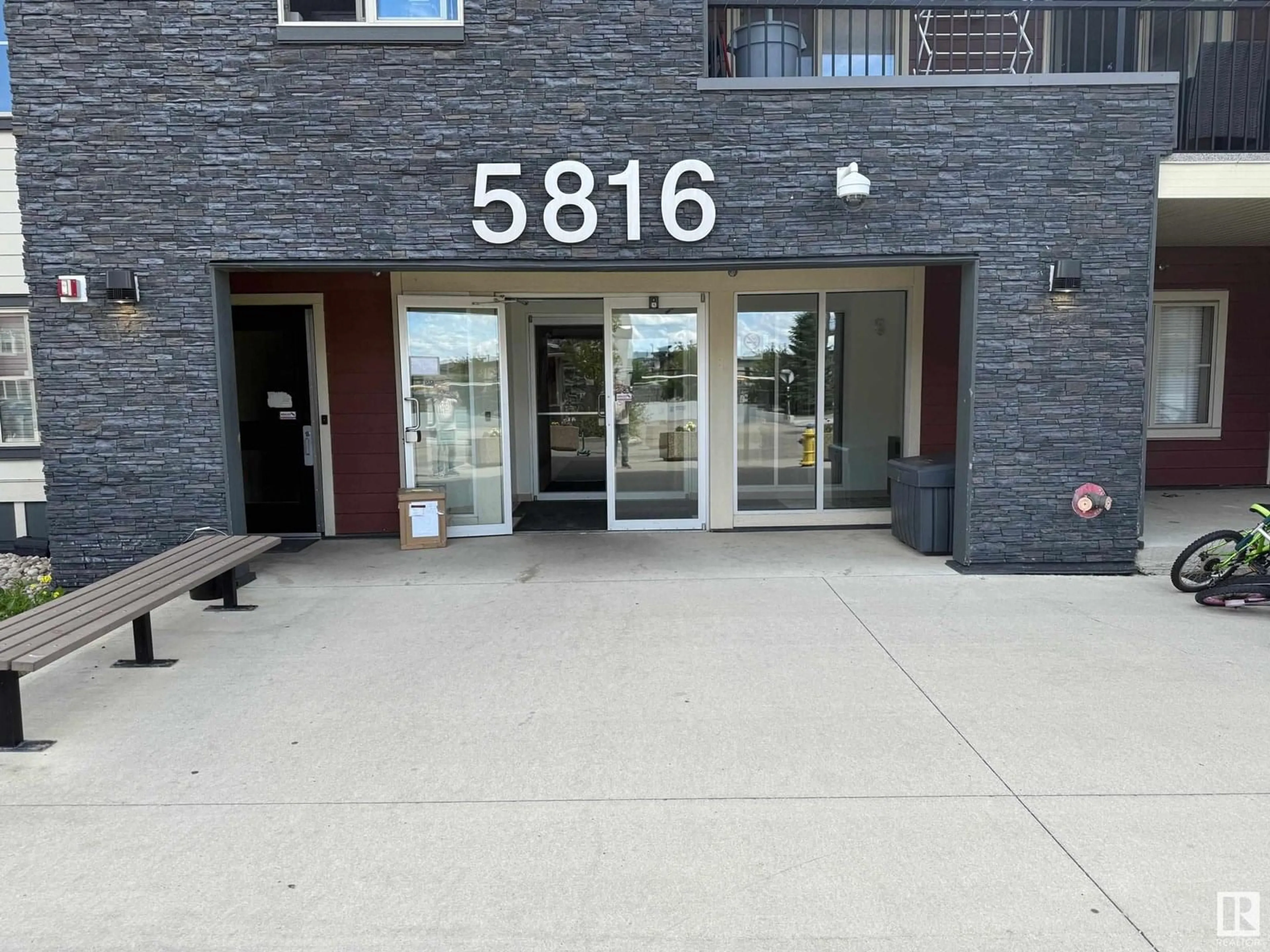 Indoor foyer for 5816 - 122 MULLEN PL, Edmonton Alberta T6R0W3