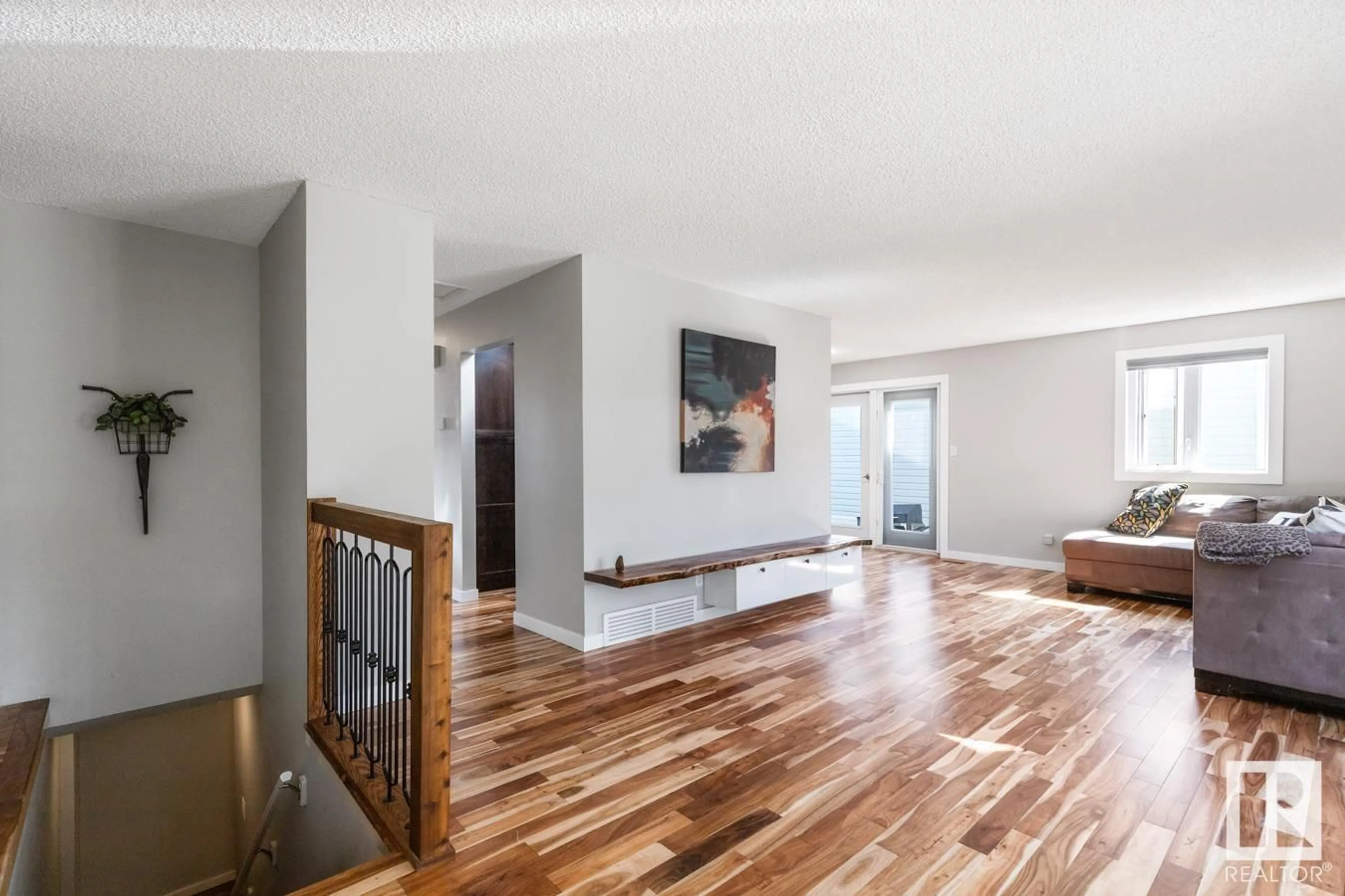 Indoor entryway for 5712 92C AV, Edmonton Alberta T6B2K6