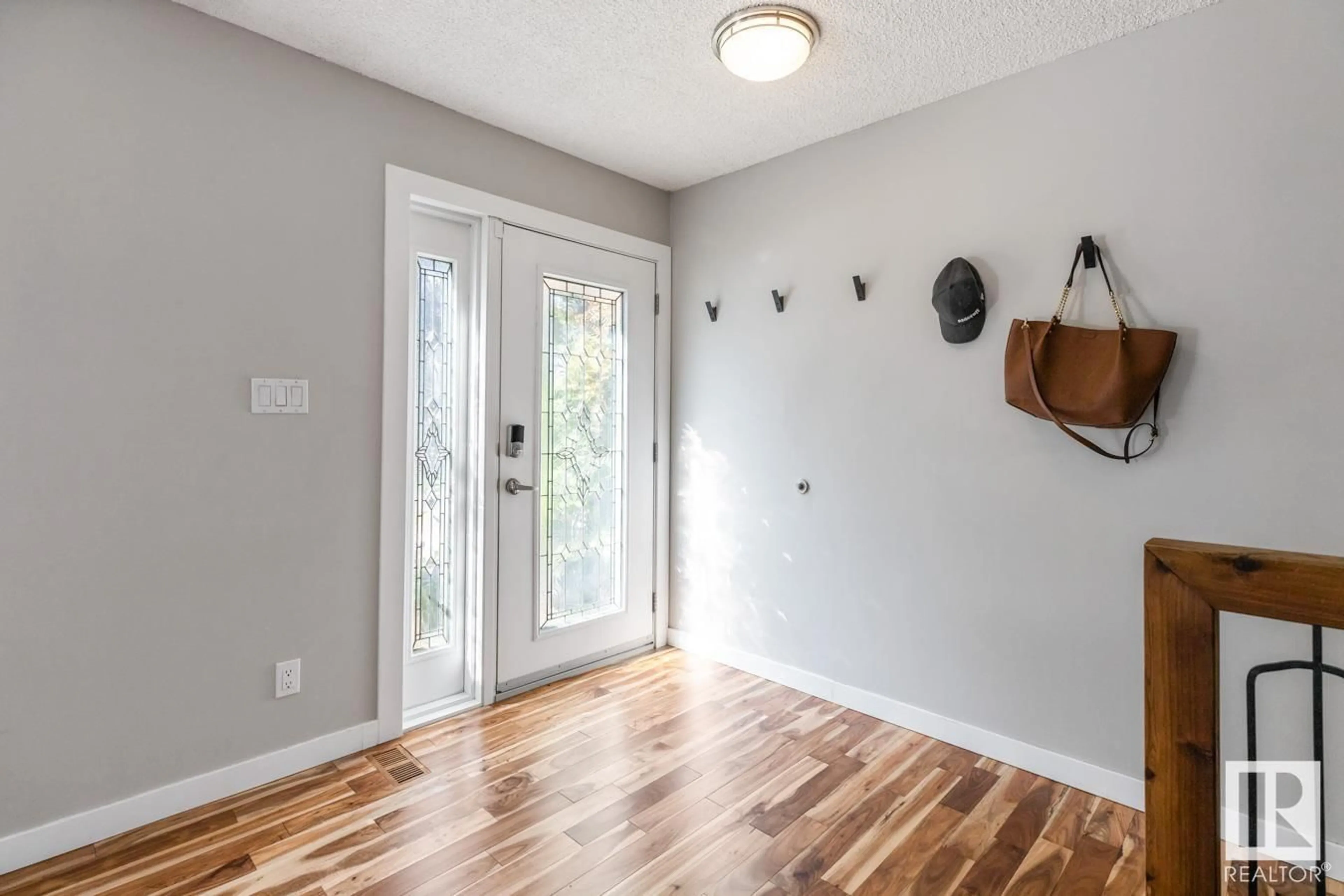 Indoor entryway for 5712 92C AV, Edmonton Alberta T6B2K6
