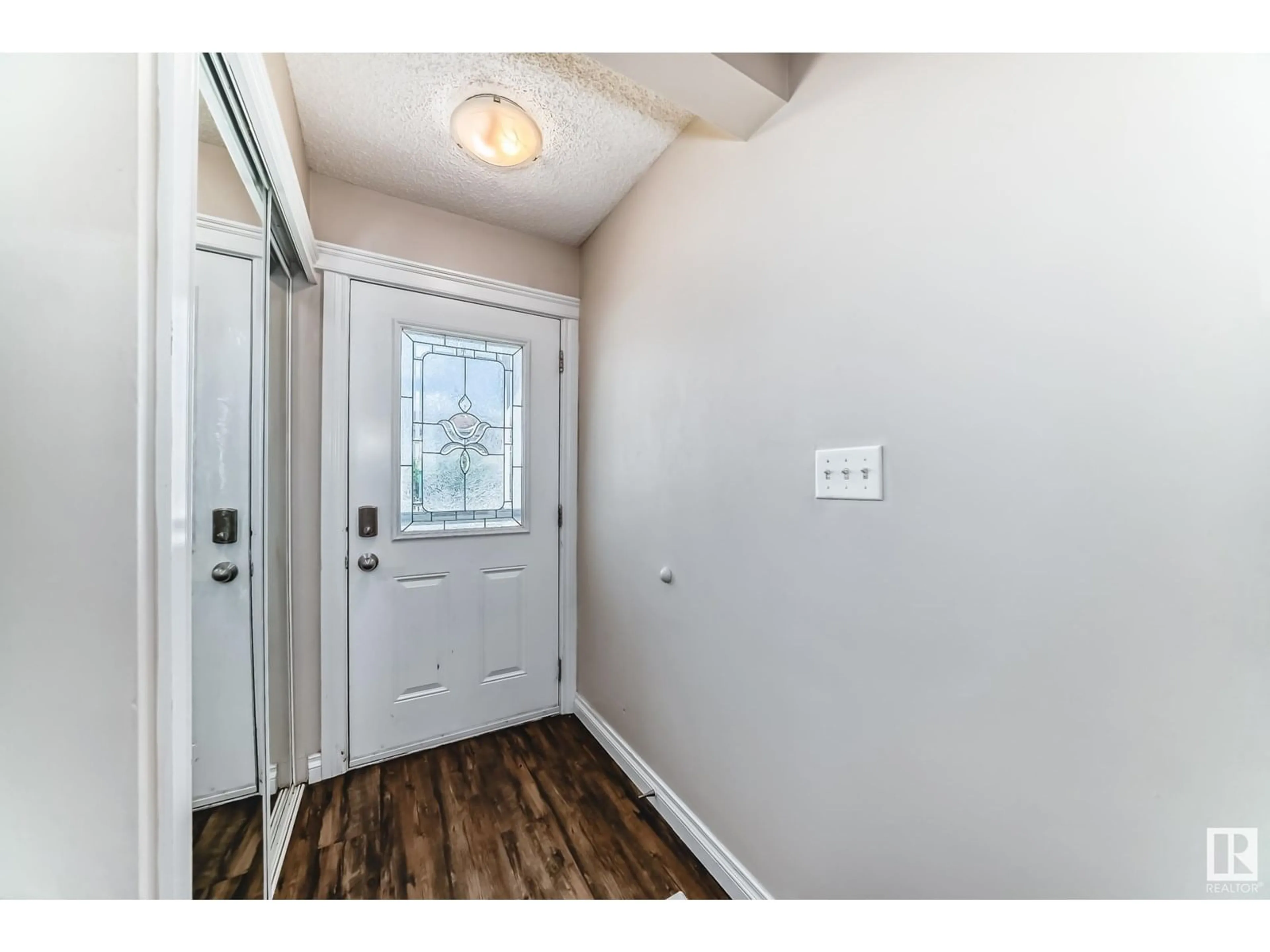 Indoor entryway for 308 KIRKPATRICK CR, Edmonton Alberta T6L5E1