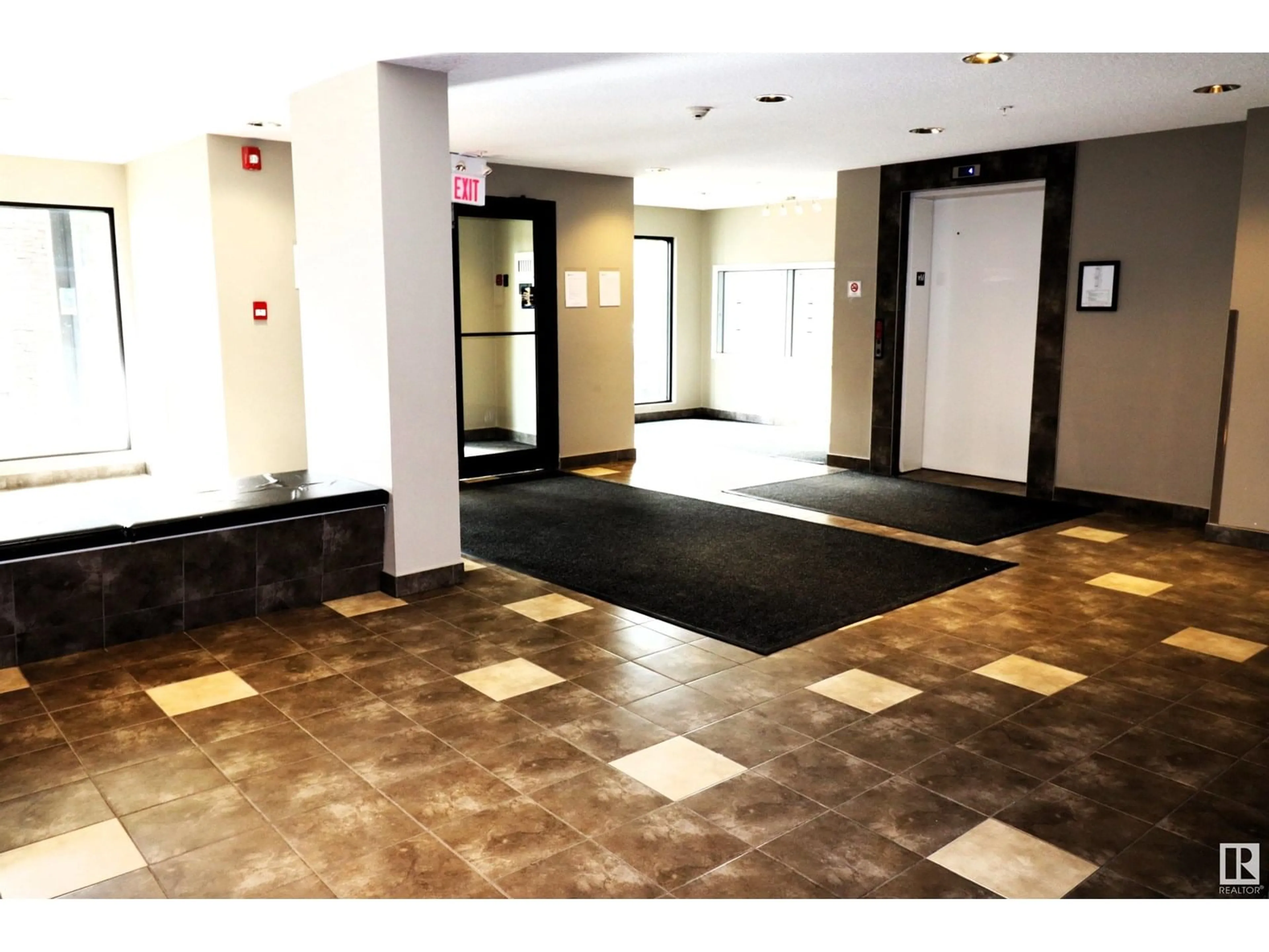 Indoor foyer for 232 - 5515 7 AV SW, Edmonton Alberta T6X2A8