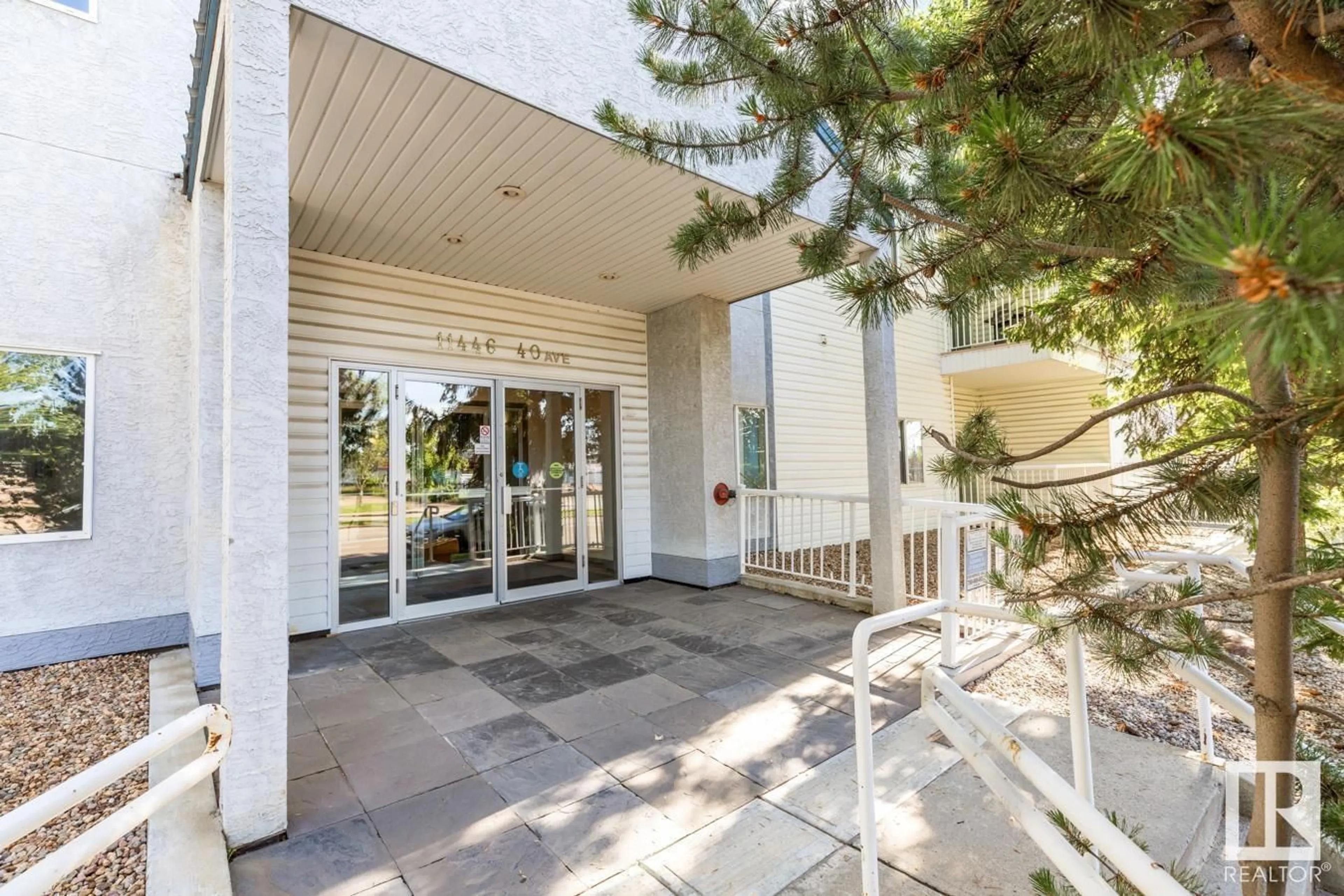 Indoor foyer for #104 - 11446 40 AV, Edmonton Alberta T6J0R5