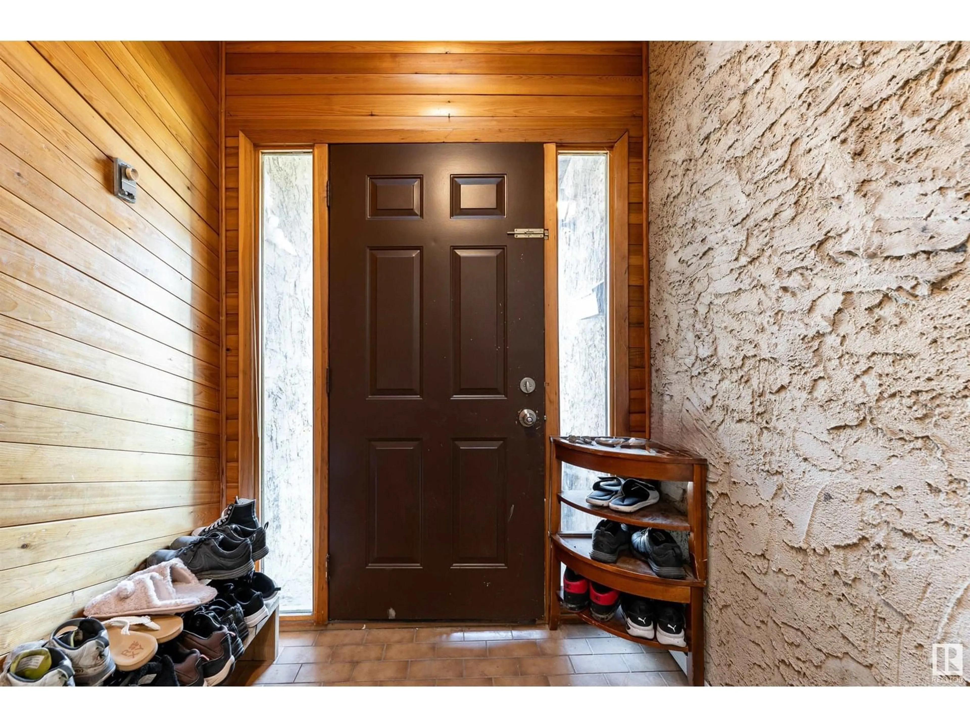 Indoor entryway for 1131 35A ST, Edmonton Alberta T6L2L4