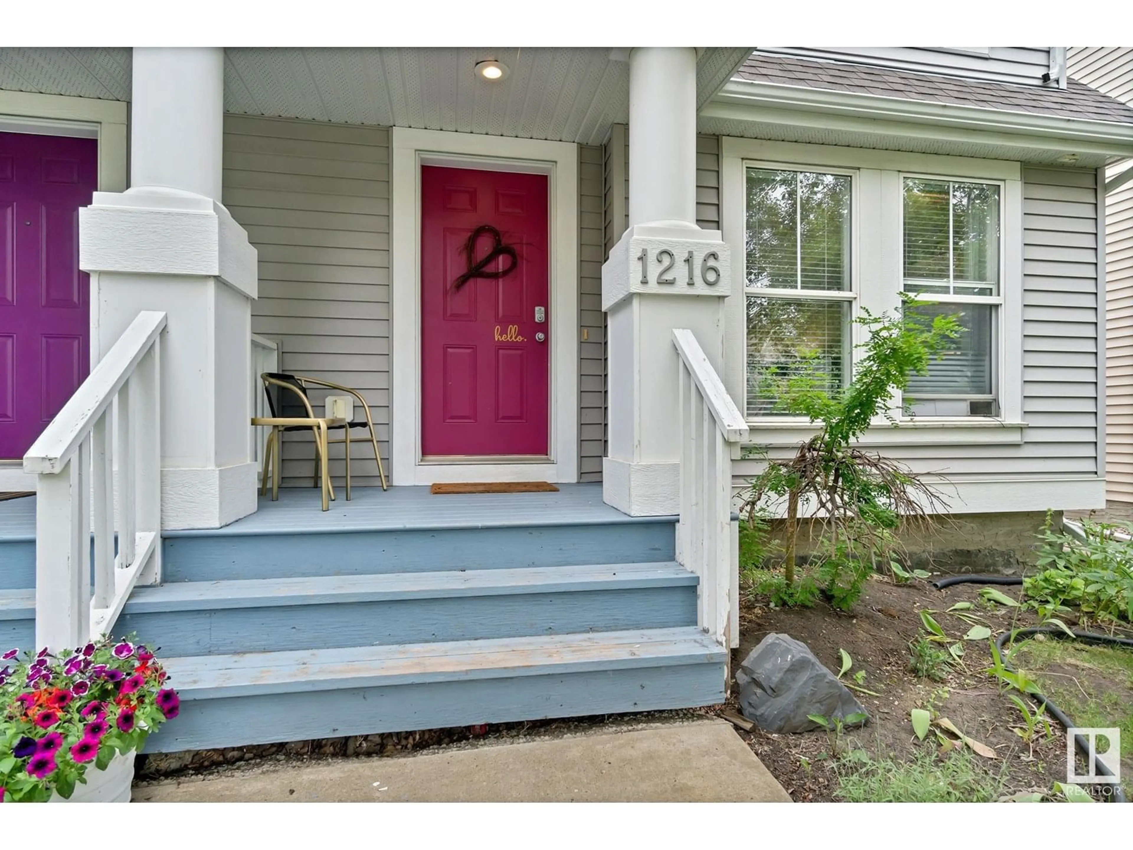 Indoor entryway for 1216 76 ST, Edmonton Alberta T6X1M9
