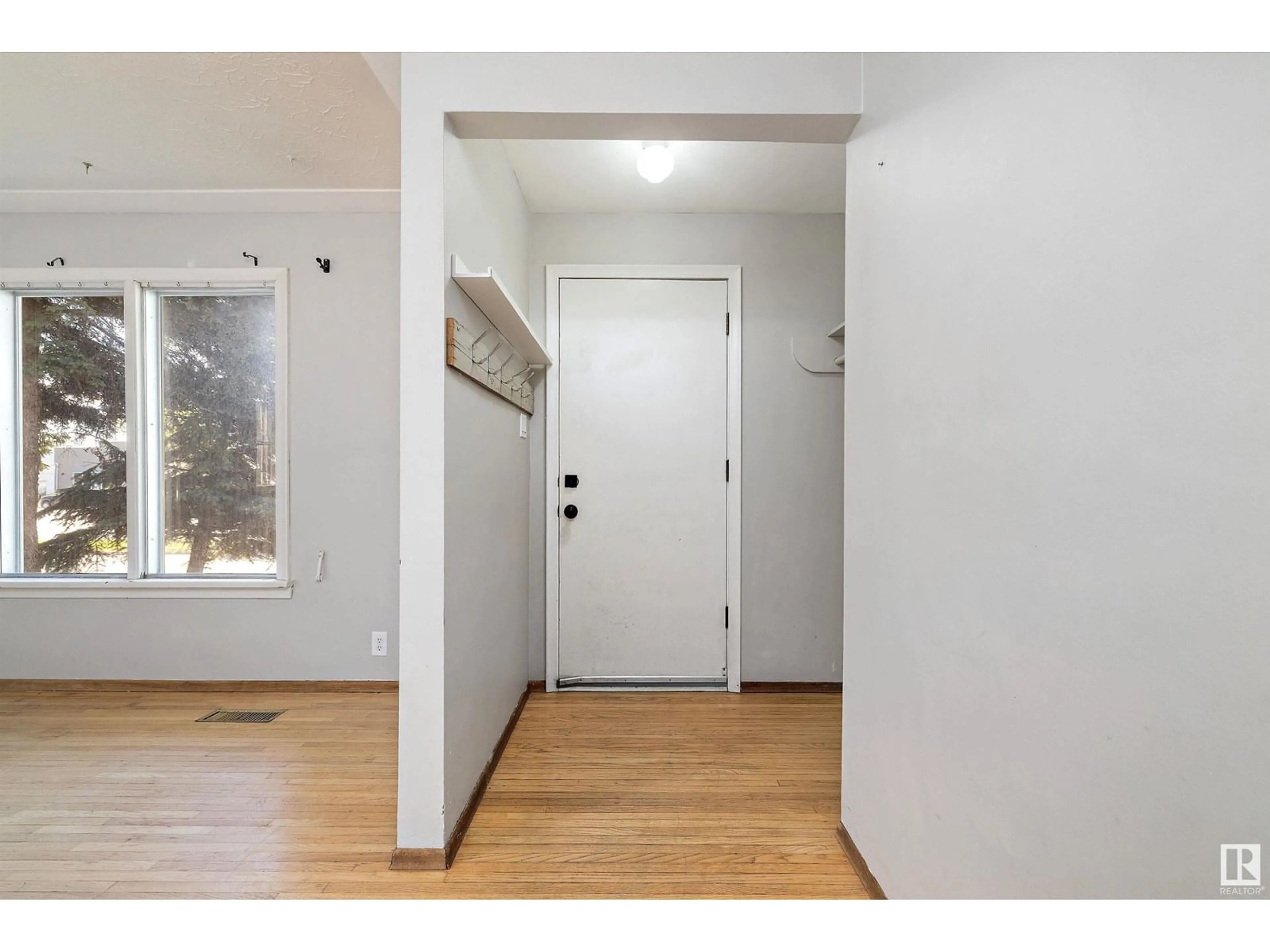Indoor entryway for 9736 63 AV, Edmonton Alberta T6E0G6