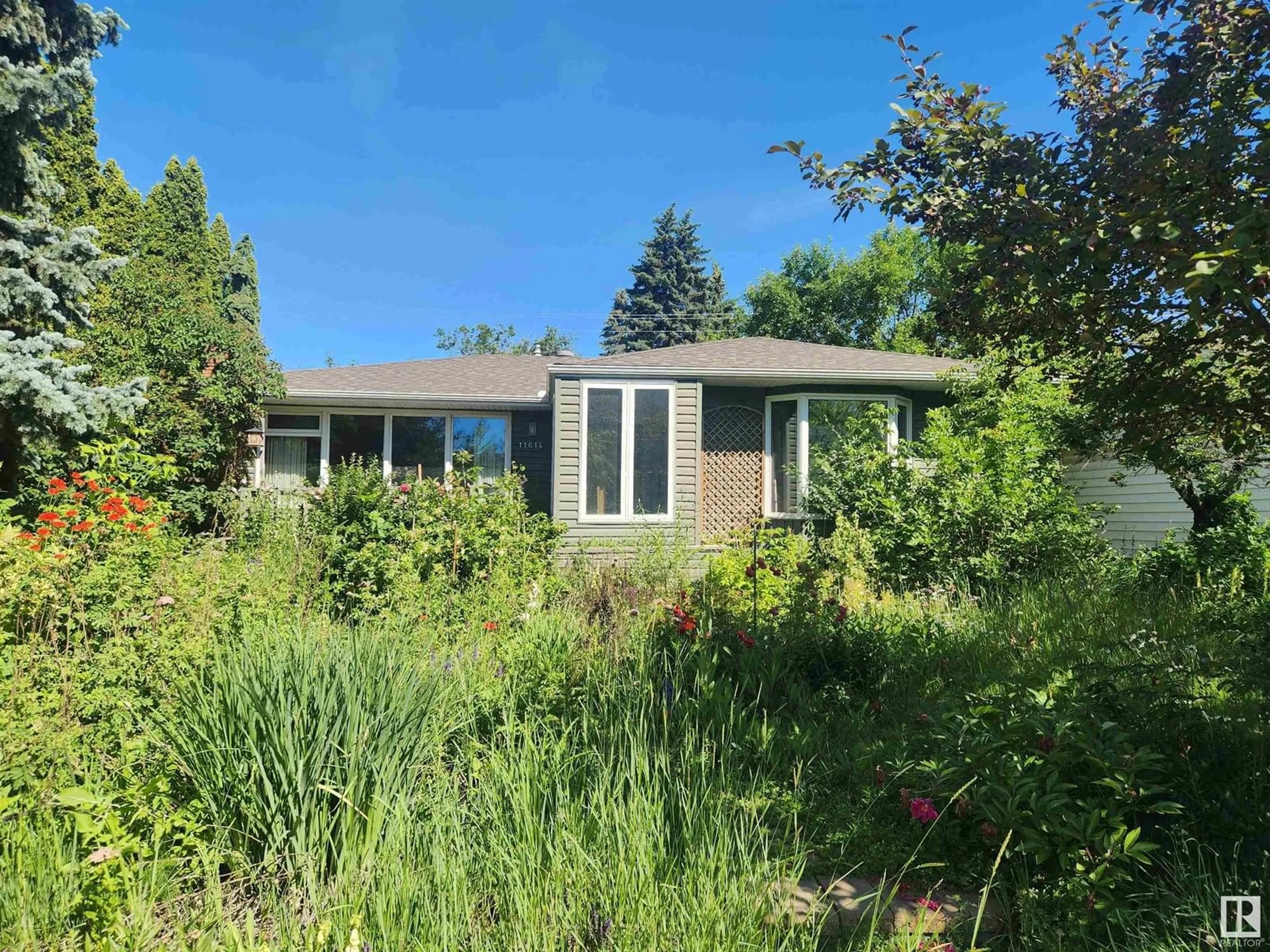 Home with vinyl exterior material, unknown for 11614 71 AV, Edmonton Alberta T6G0A8