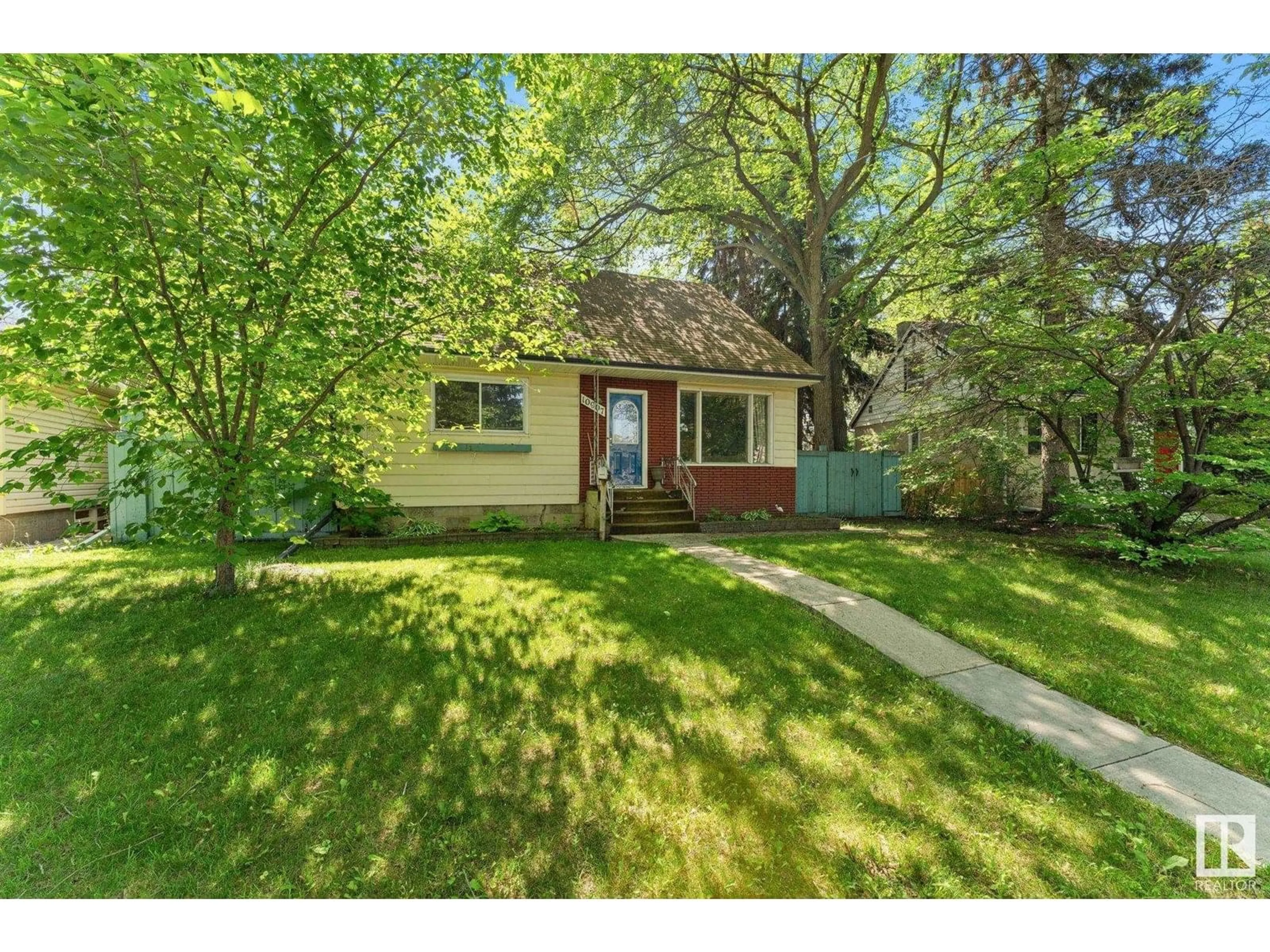 A pic from outside/outdoor area/front of a property/back of a property/a pic from drone, street for NW - 10907 62 AV, Edmonton Alberta T6H1N3