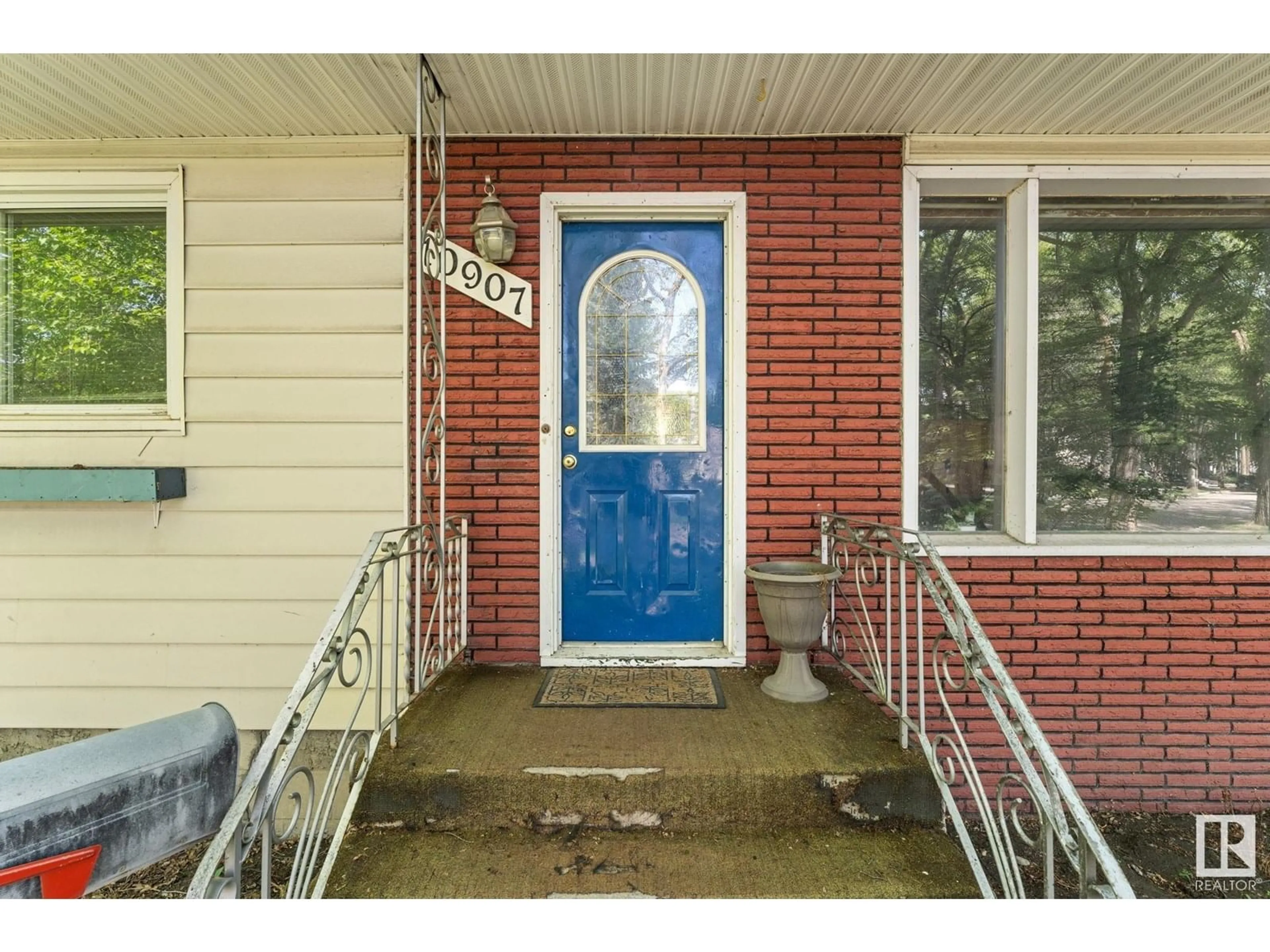 Indoor entryway for NW - 10907 62 AV, Edmonton Alberta T6H1N3