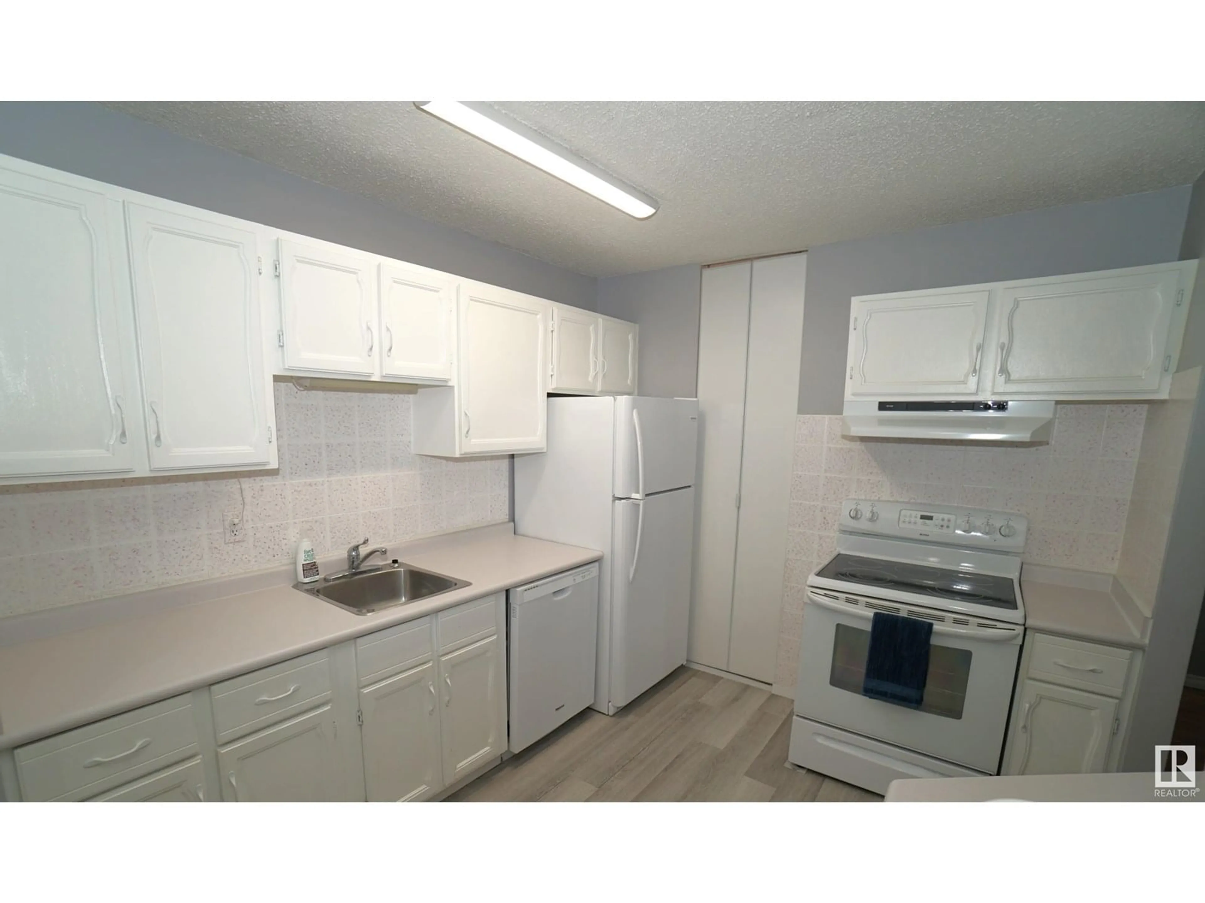 Standard kitchen, unknown for 245 SURREY GARDENS GD, Edmonton Alberta T5T1Z3