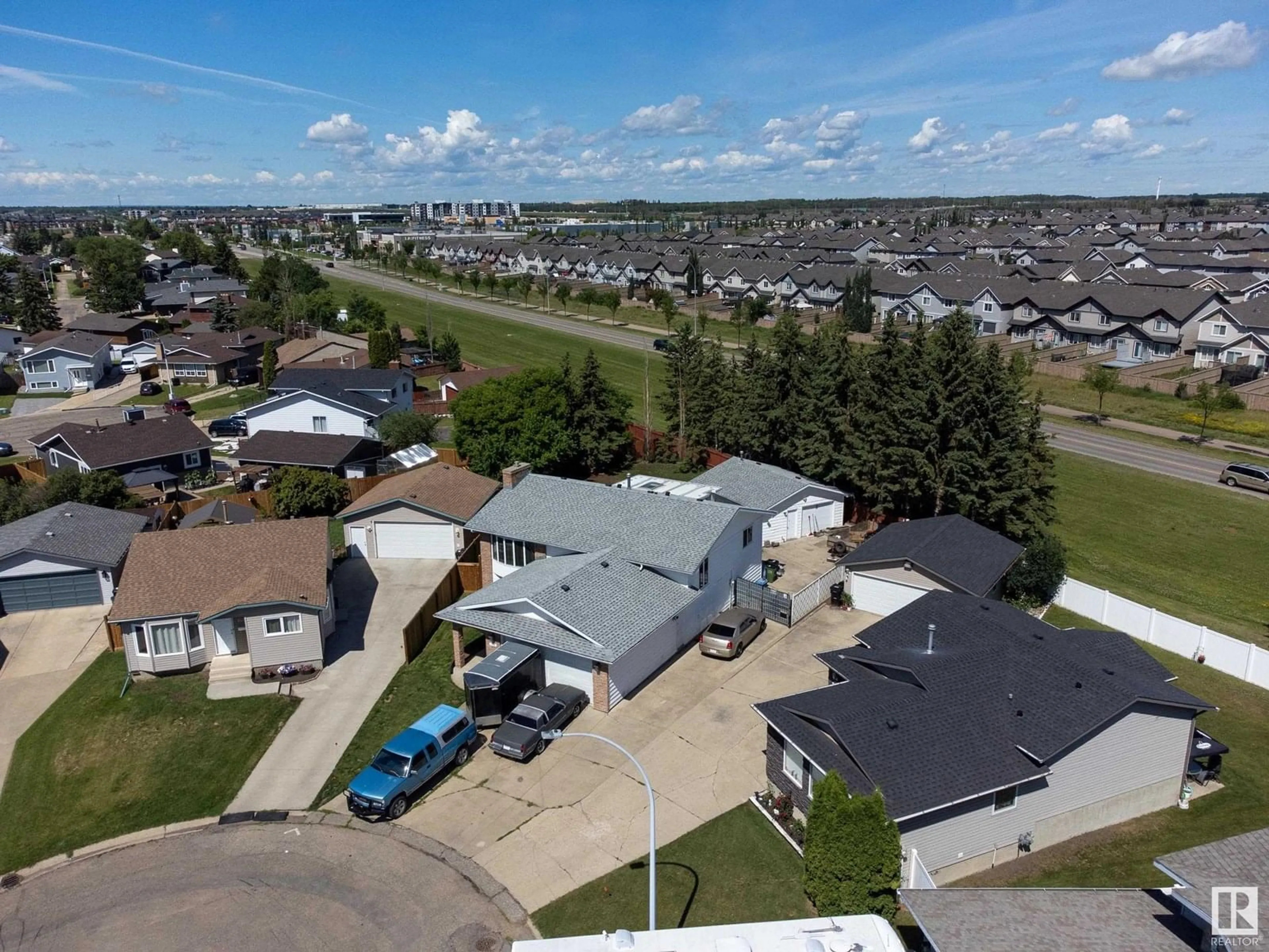 A pic from outside/outdoor area/front of a property/back of a property/a pic from drone, street for 136 DUNLUCE RD, Edmonton Alberta T5X4N9