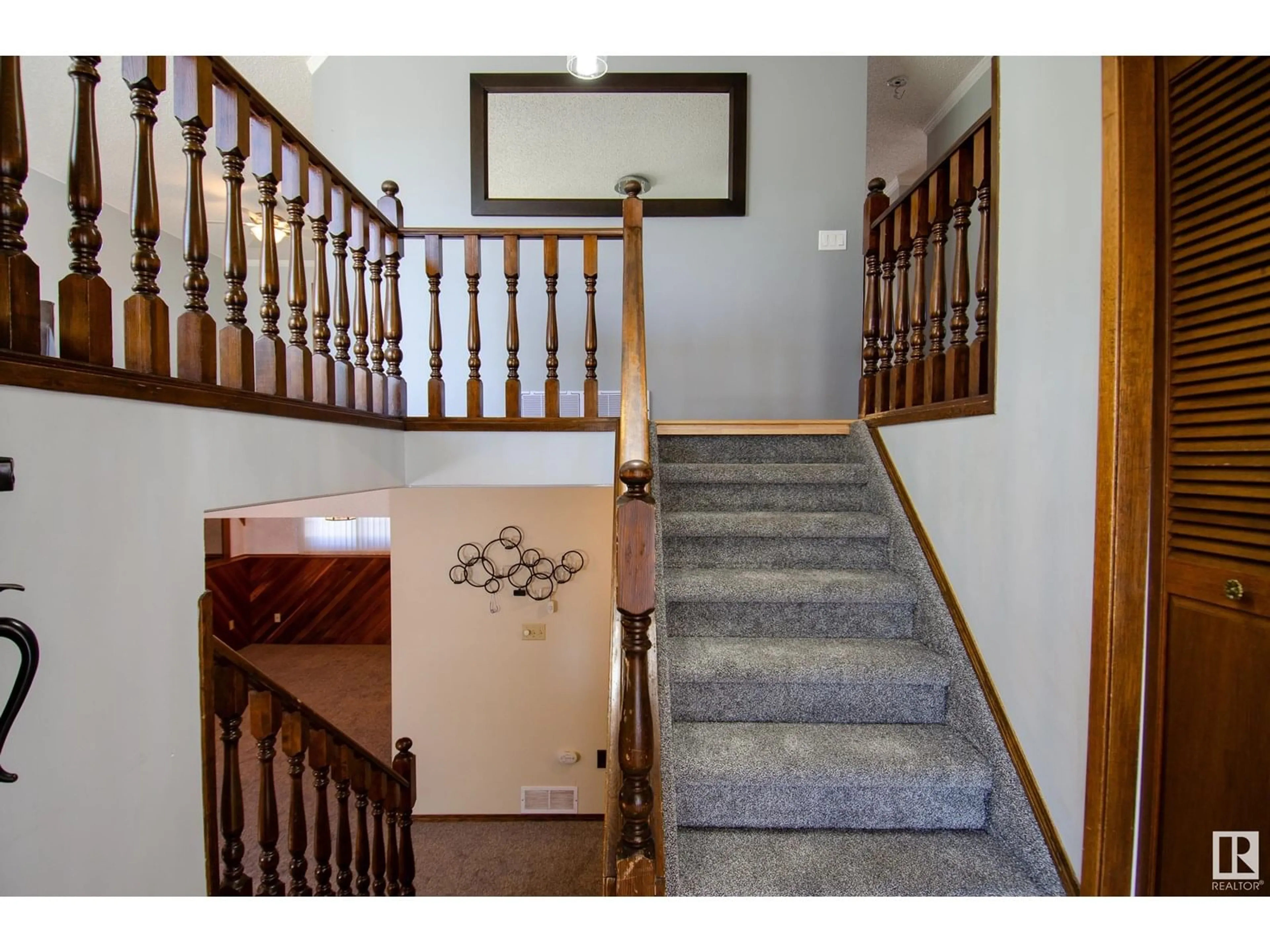 Indoor foyer for 136 DUNLUCE RD, Edmonton Alberta T5X4N9