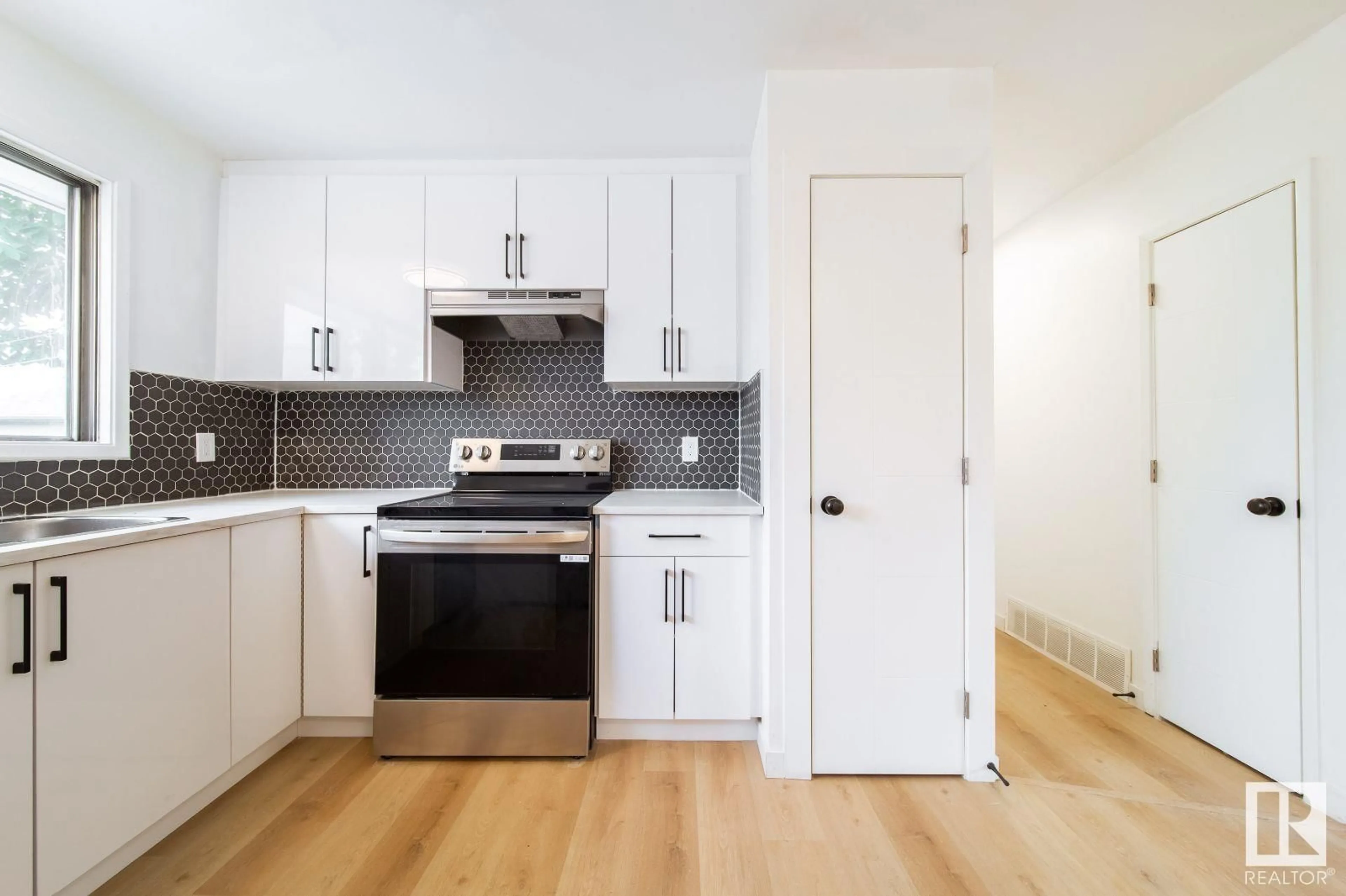 Standard kitchen, wood/laminate floor for 6708 132 AV, Edmonton Alberta T5C2A5