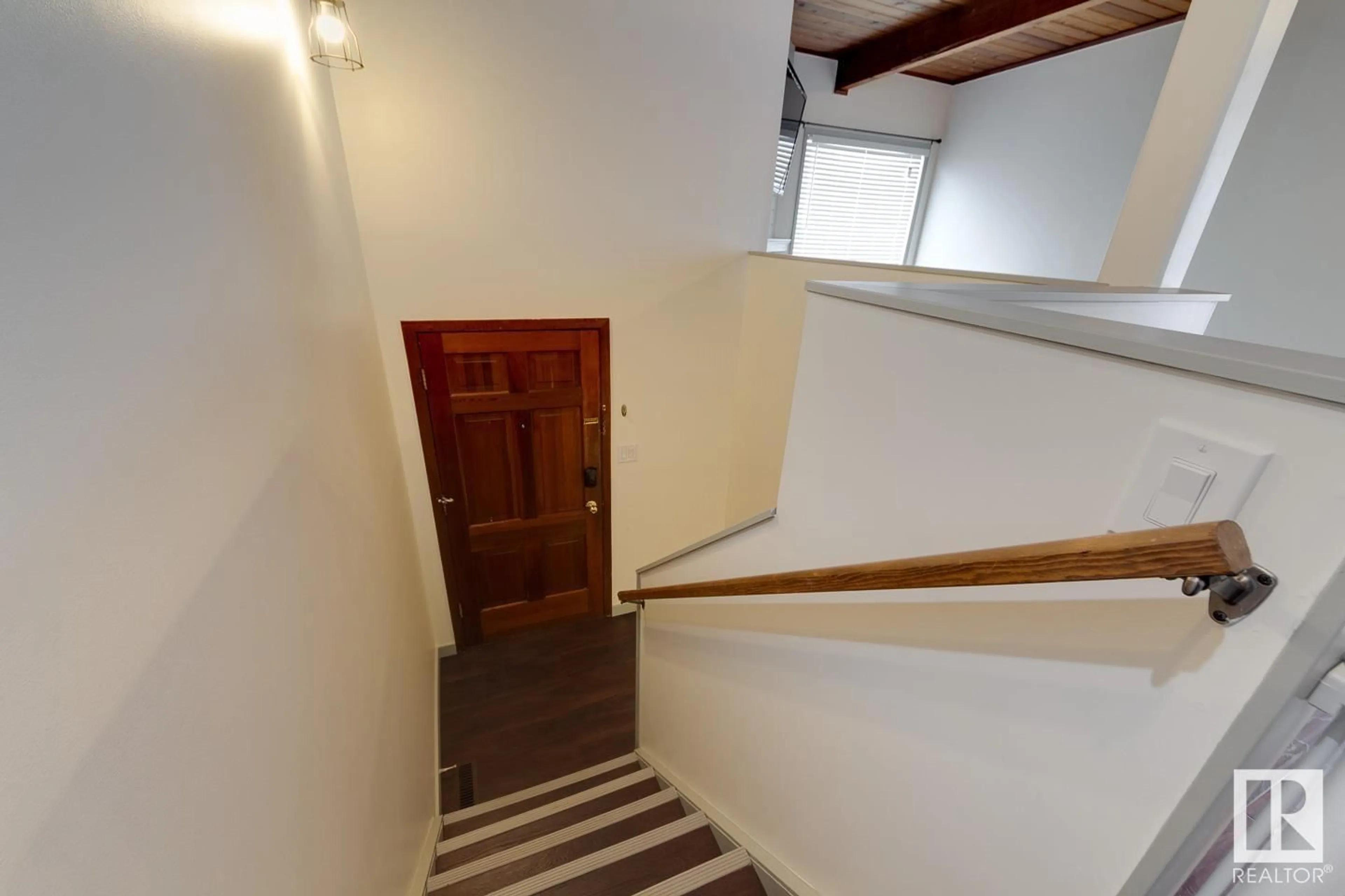 Stairs for 524 LEE RIDGE RD, Edmonton Alberta T6K2K3