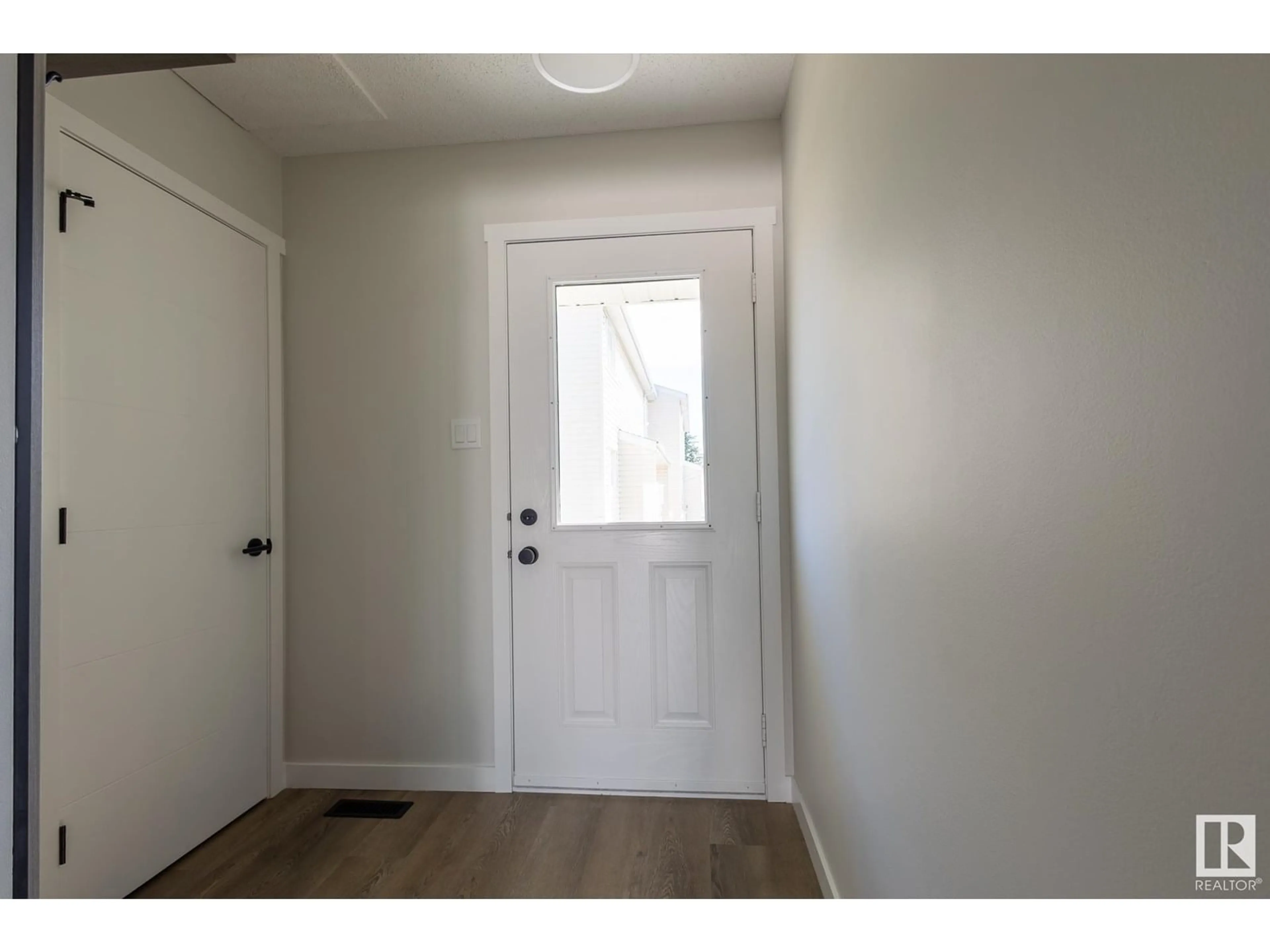 Indoor entryway for 11510 139 AV, Edmonton Alberta T5X3C4