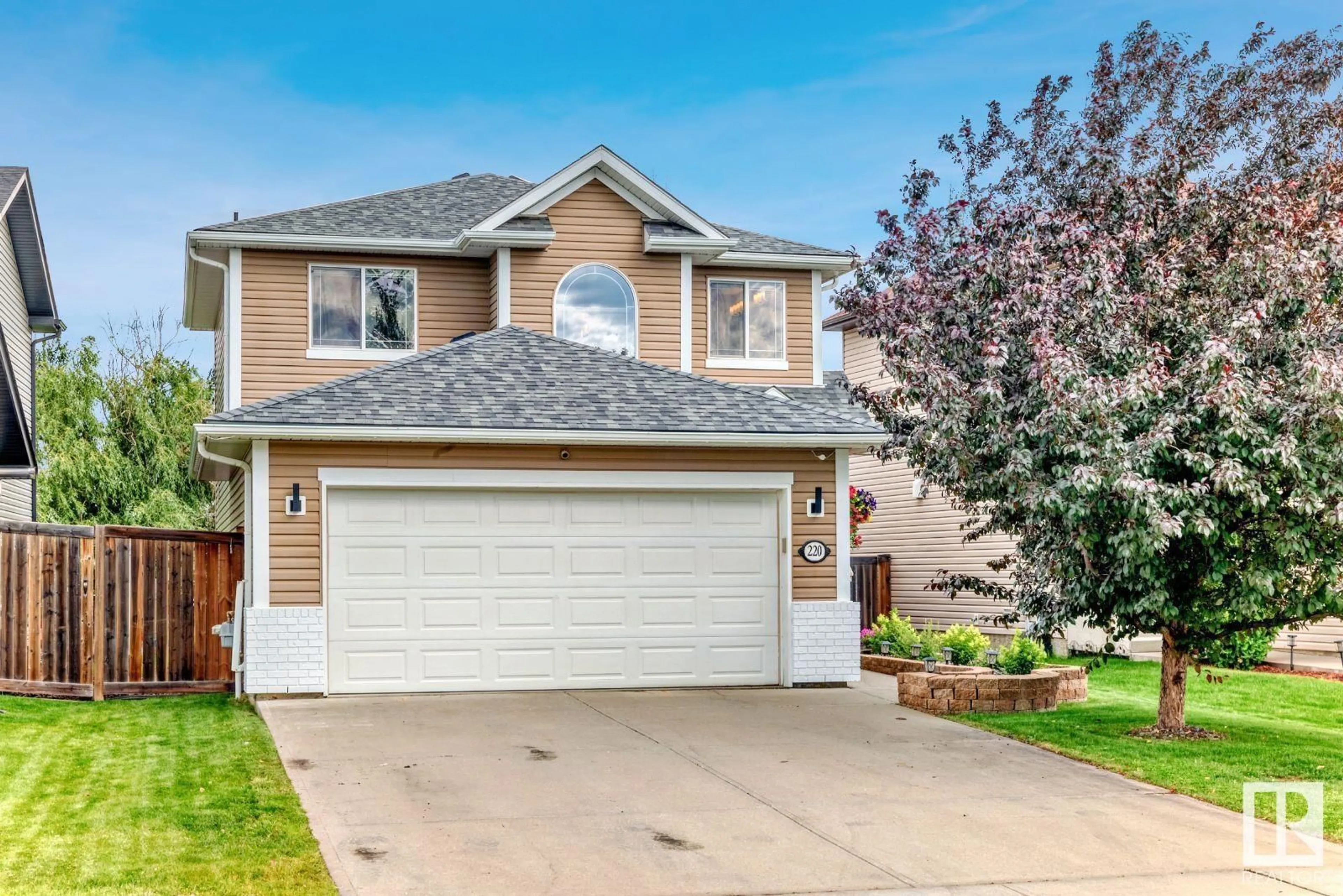 Home with vinyl exterior material, street for 220 FOXTAIL WY, Sherwood Park Alberta T8A3C2
