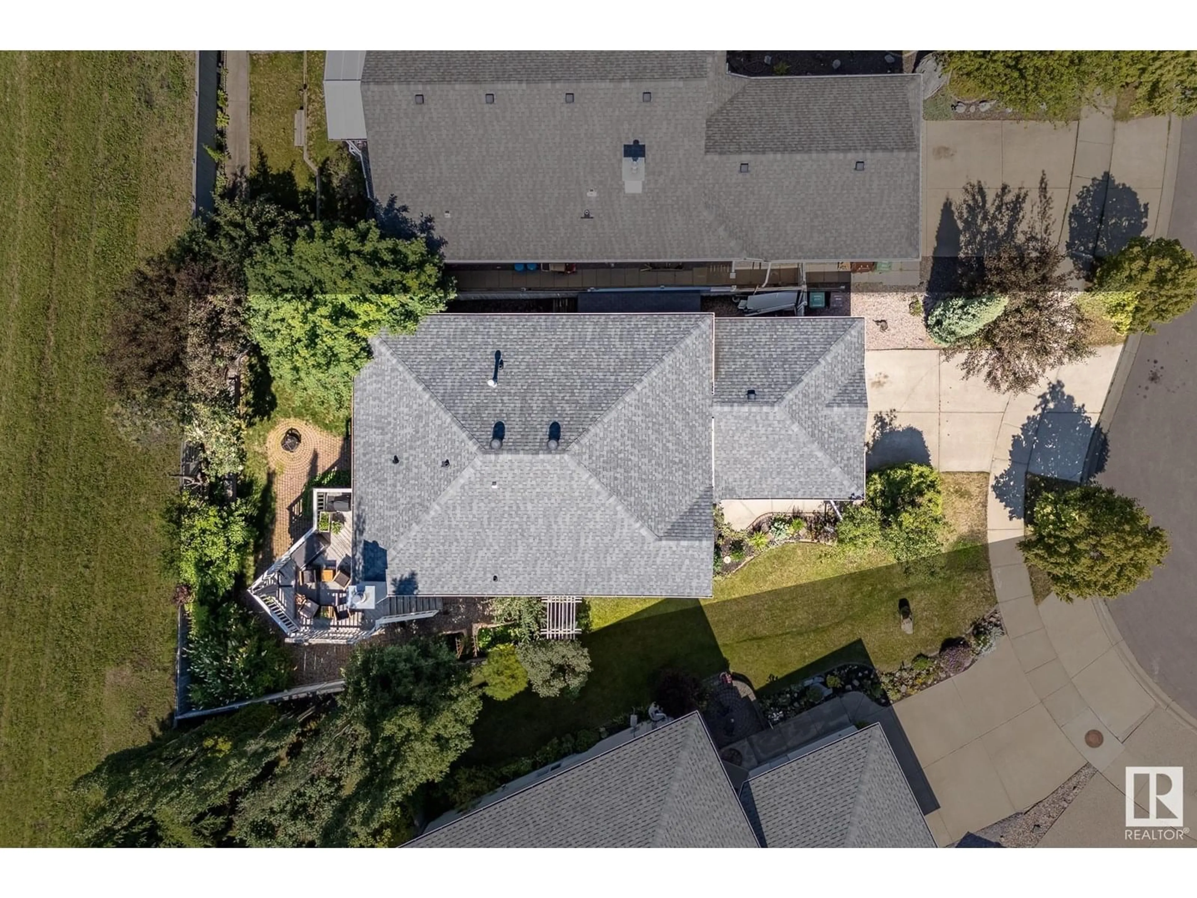 A pic from outside/outdoor area/front of a property/back of a property/a pic from drone, street for 18 HARCOURT CR, St. Albert Alberta T8N6K1