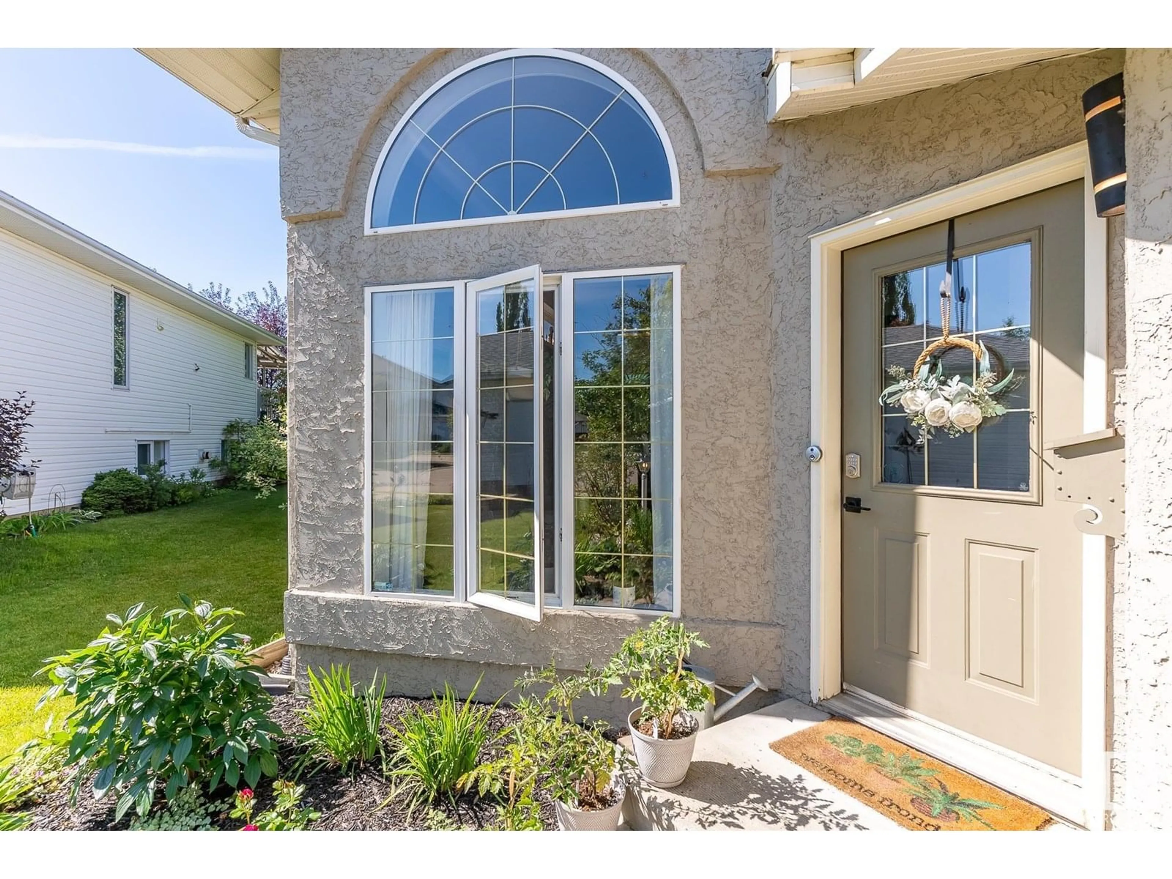 Indoor entryway for 18 HARCOURT CR, St. Albert Alberta T8N6K1