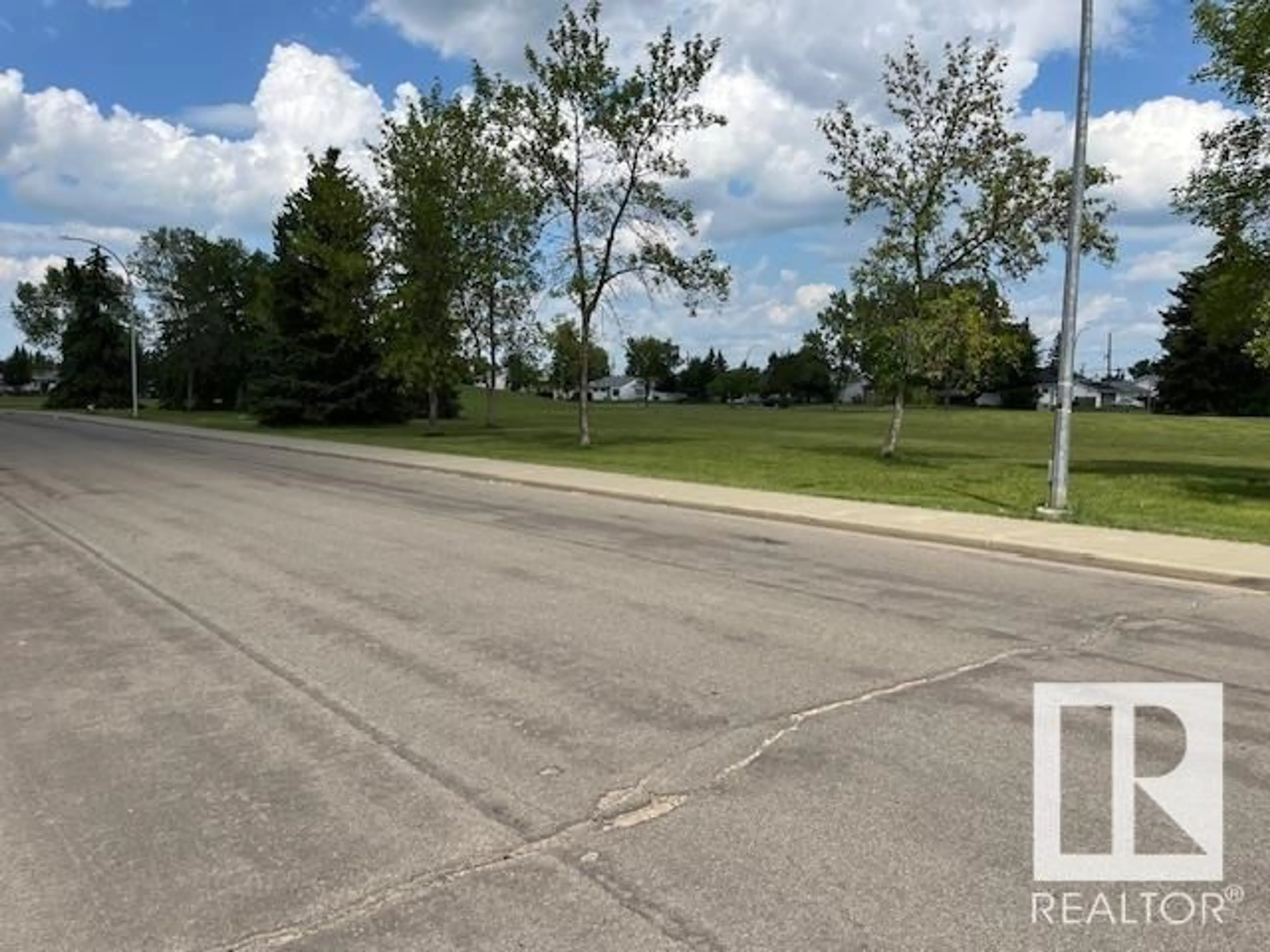 Parking for 13308 137 ST, Edmonton Alberta T5L2A9