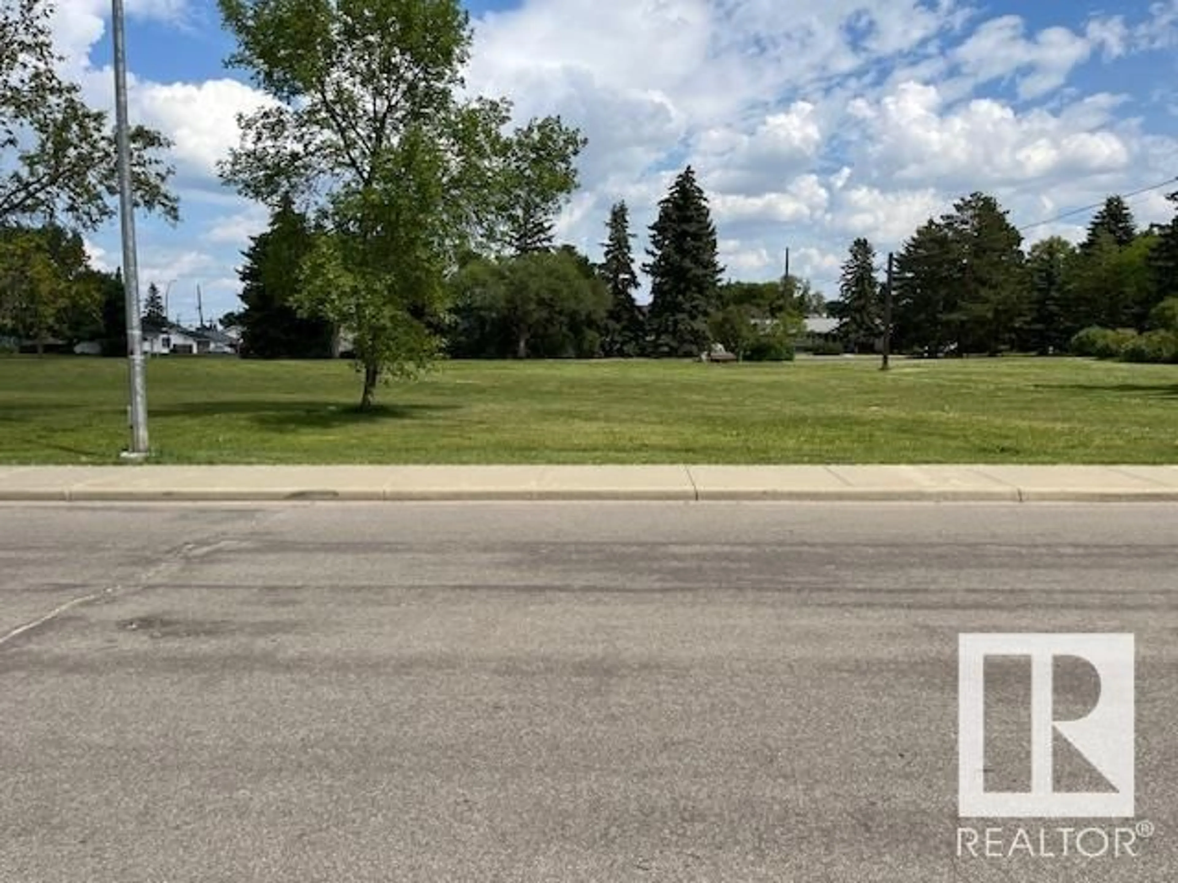 A pic from outside/outdoor area/front of a property/back of a property/a pic from drone, street for 13308 137 ST, Edmonton Alberta T5L2A9