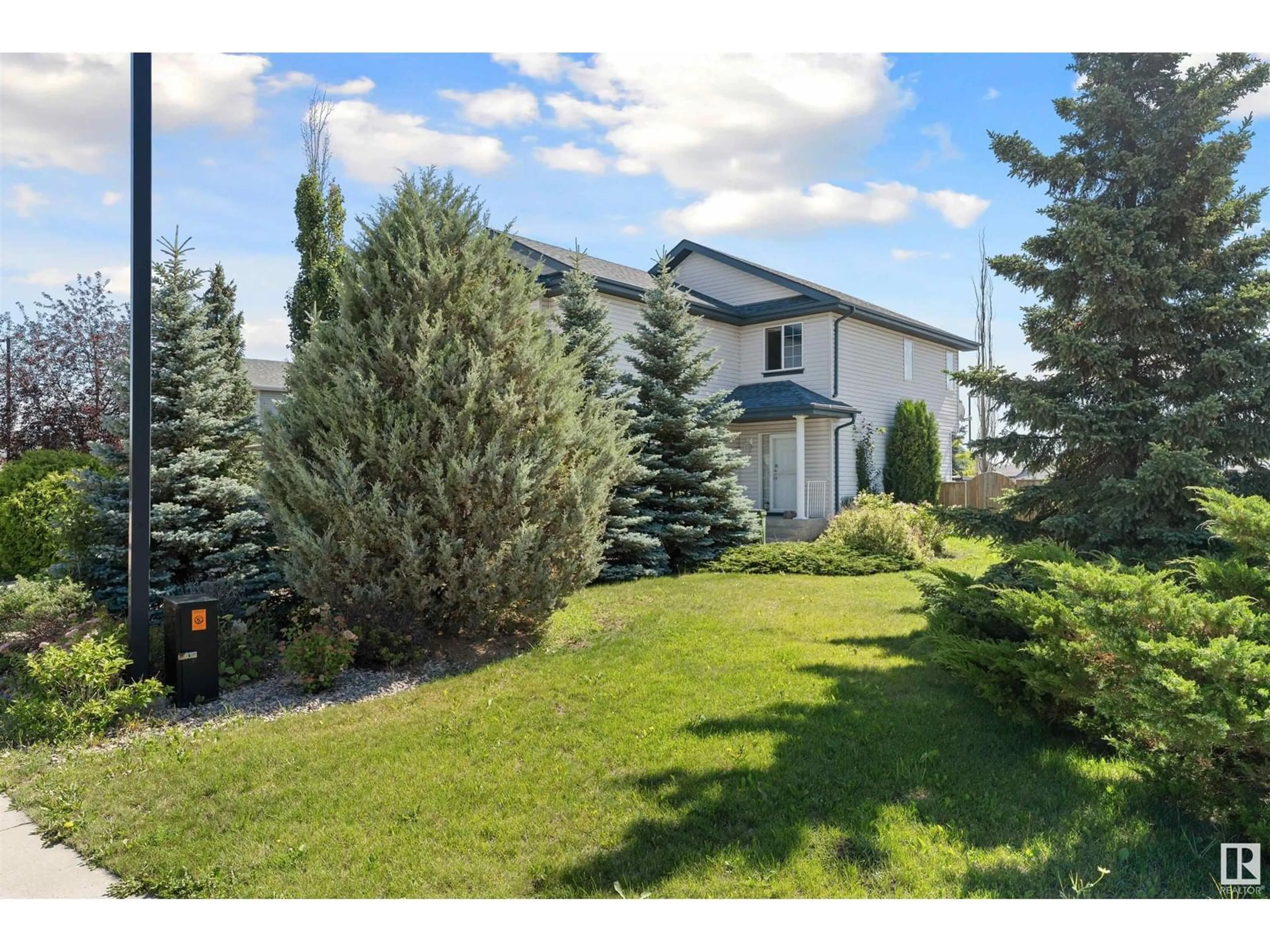 A pic from outside/outdoor area/front of a property/back of a property/a pic from drone, unknown for NW - 3205 33A ST, Edmonton Alberta T6T1X7