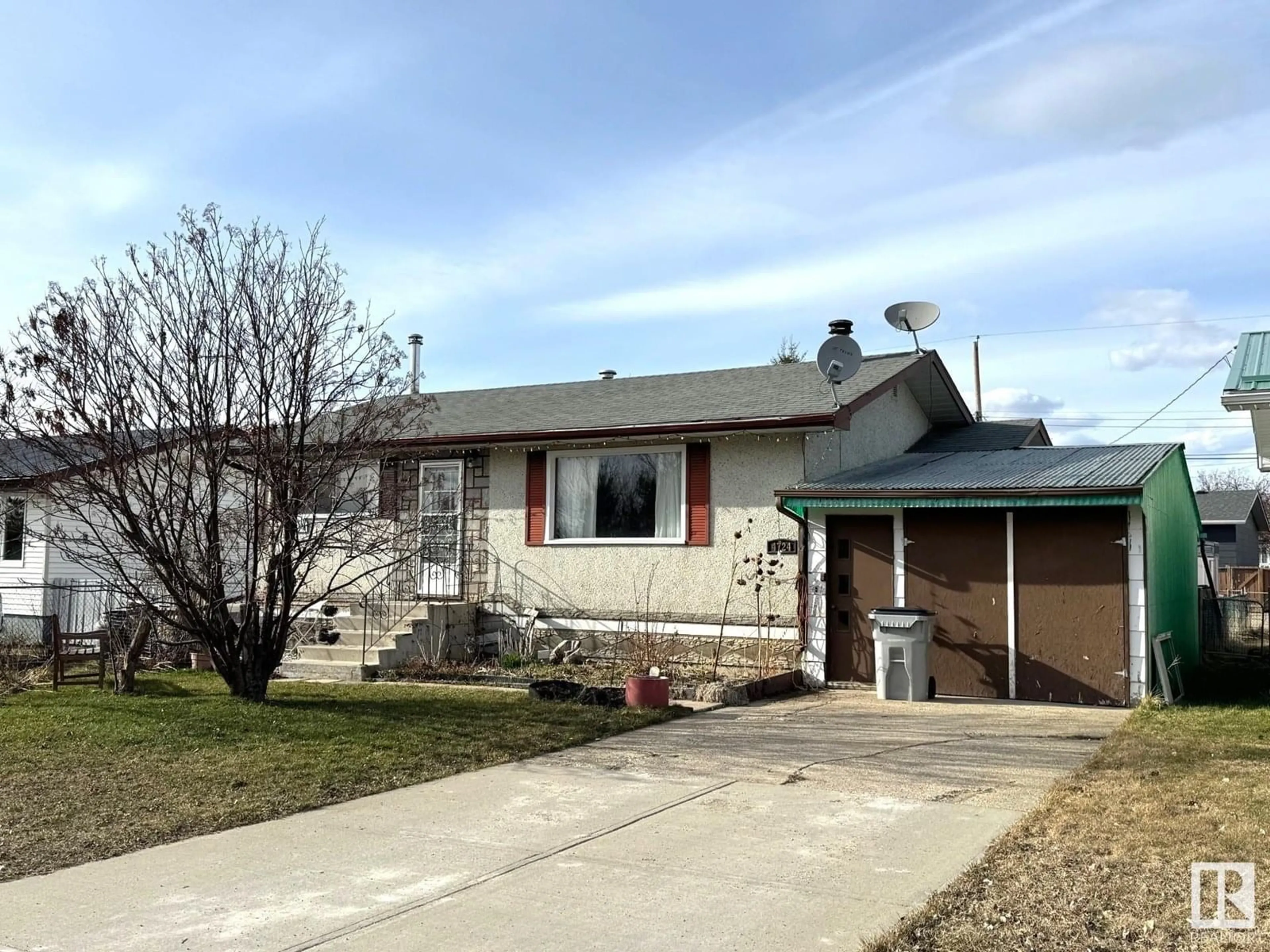 Home with vinyl exterior material, street for 4724 52 AV, Evansburg Alberta T0E0T0
