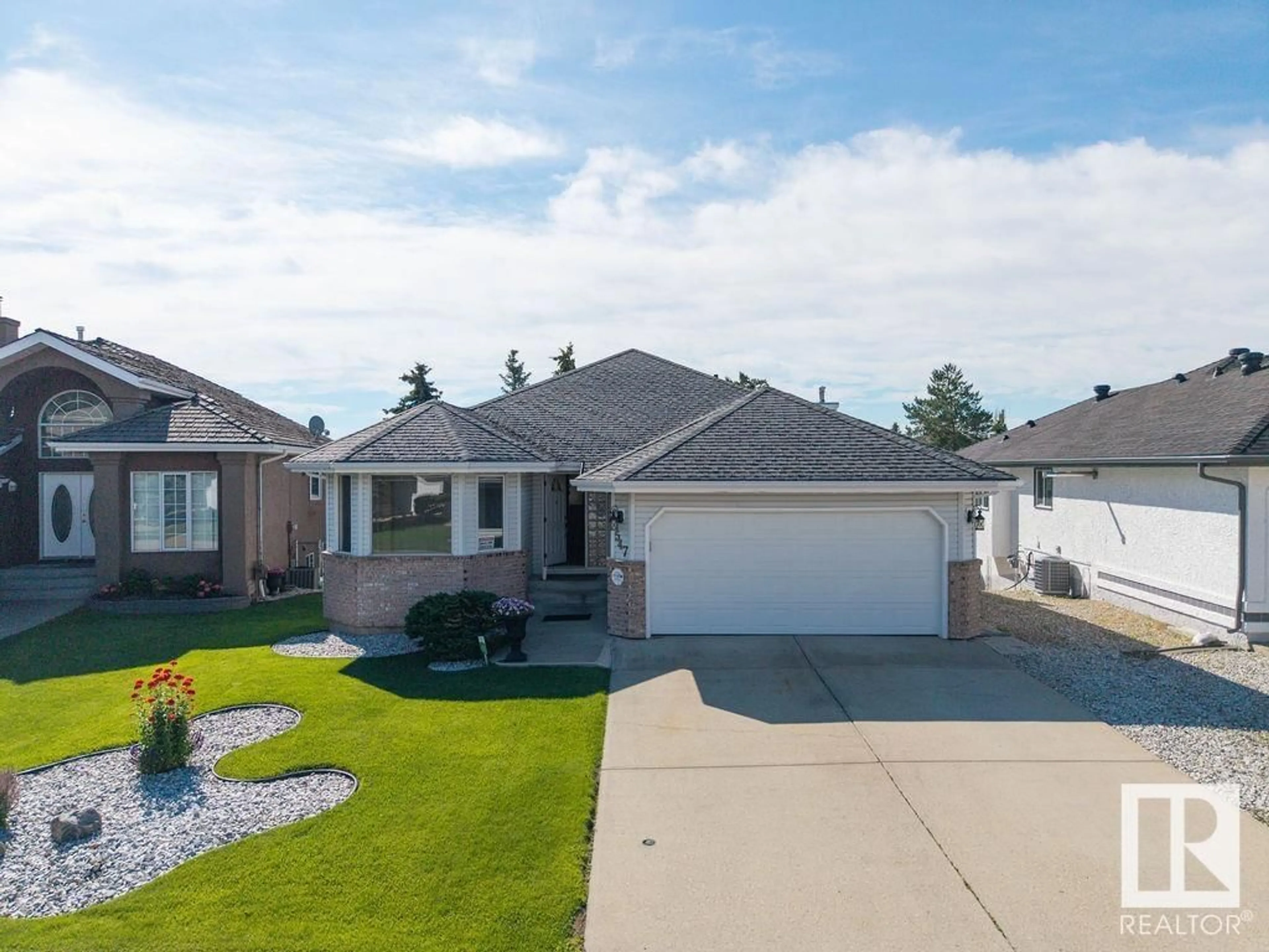 A pic from outside/outdoor area/front of a property/back of a property/a pic from drone, street for 547 TWIN BROOKS BA, Edmonton Alberta T6J6X3