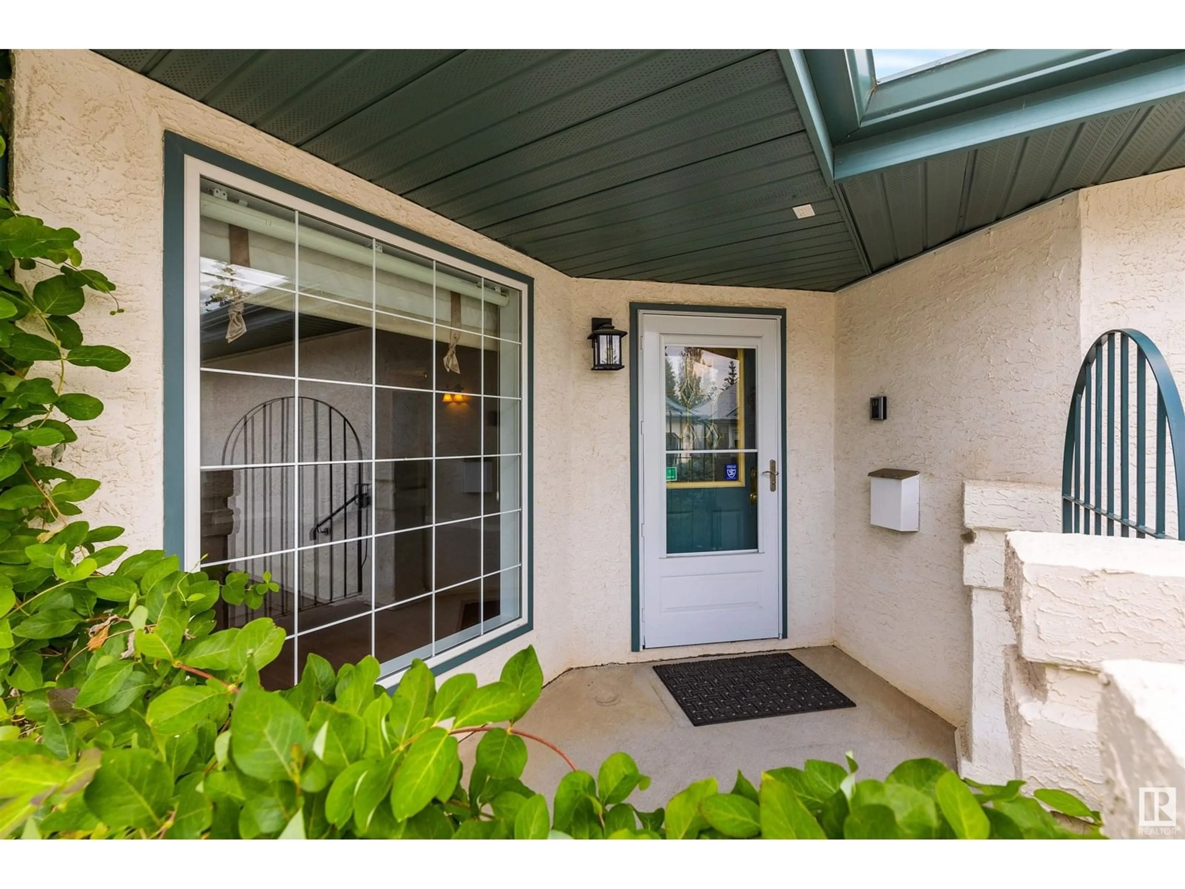 Indoor entryway for #4 - 2325 RIVERBEND RD, Edmonton Alberta T6R2P9