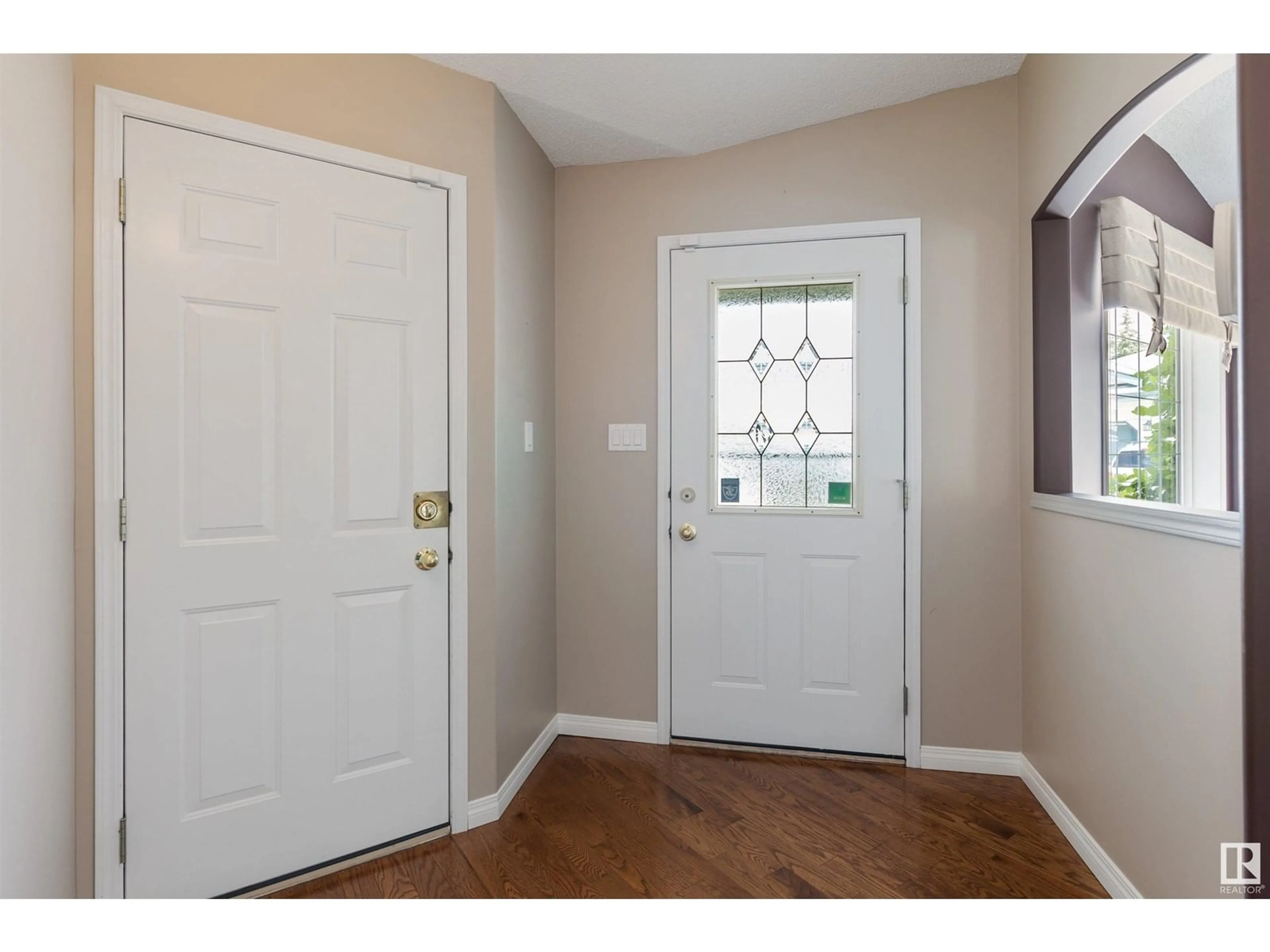 Indoor entryway for #4 - 2325 RIVERBEND RD, Edmonton Alberta T6R2P9