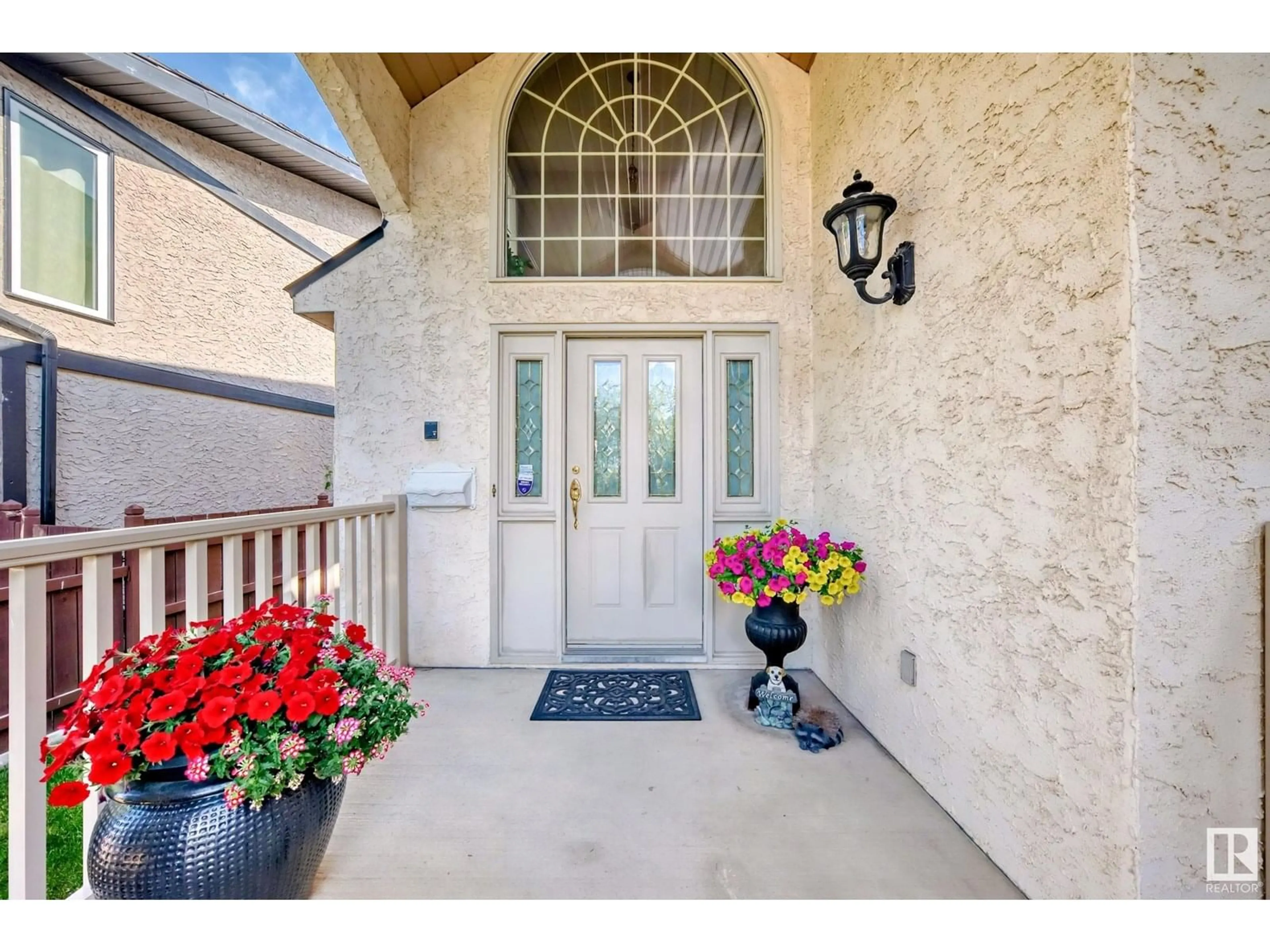 Indoor entryway for 17416 53 AV, Edmonton Alberta T6M1C4