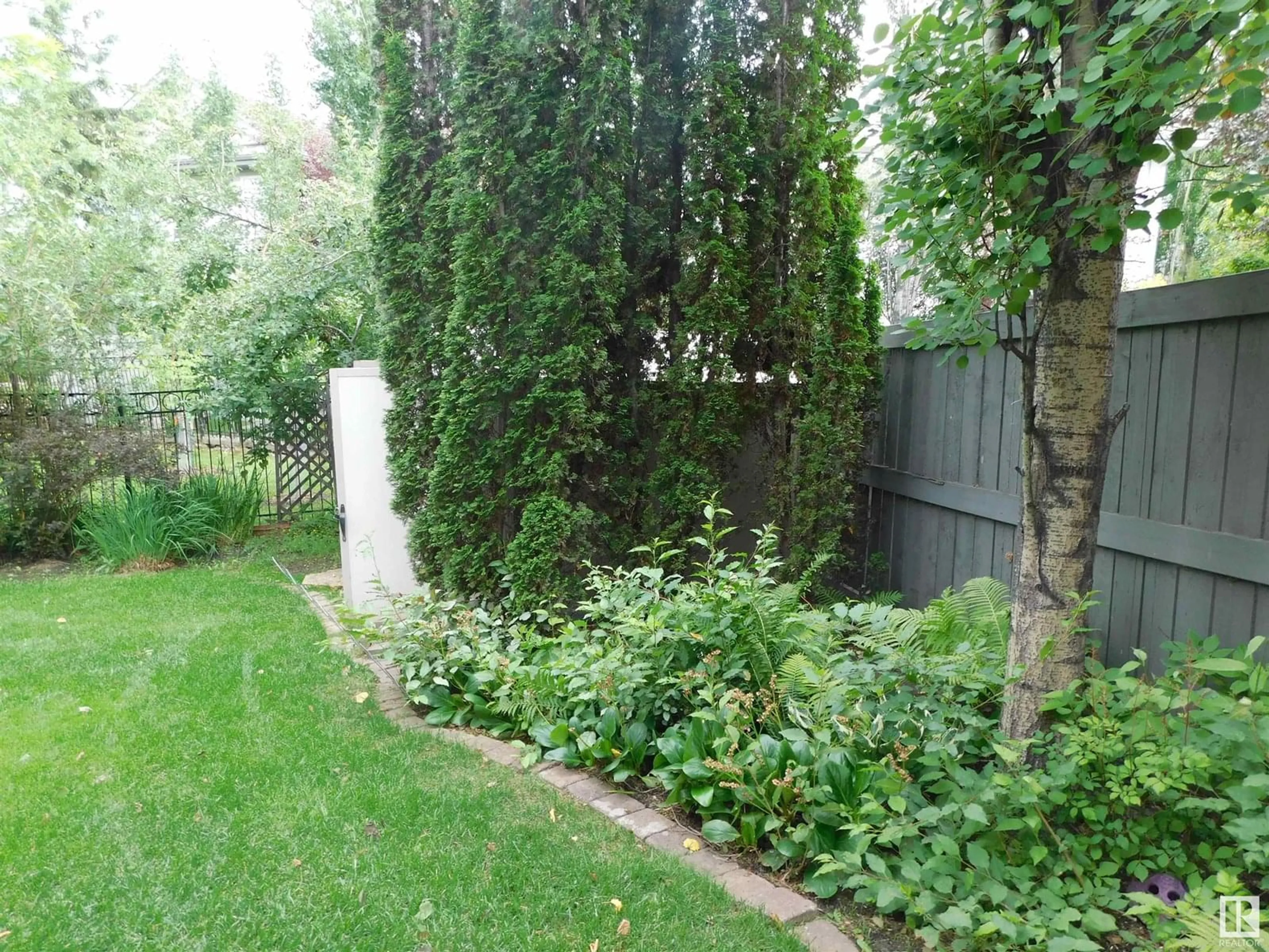 Patio, street for 617 DALHOUSIE CR, Edmonton Alberta T6M2T4