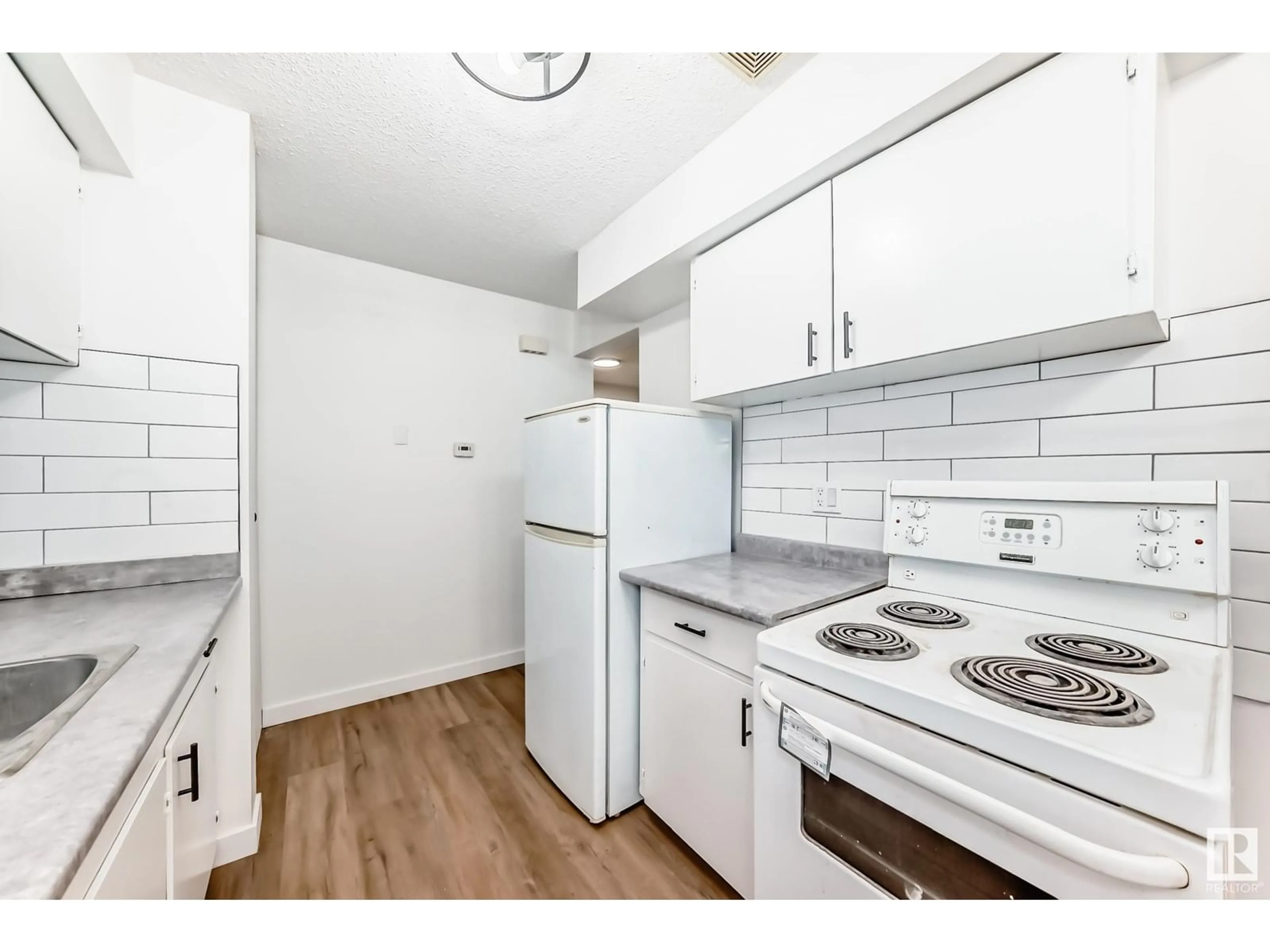 Standard kitchen, unknown for 16 14225 82 ST NW, Edmonton Alberta T5E2V7