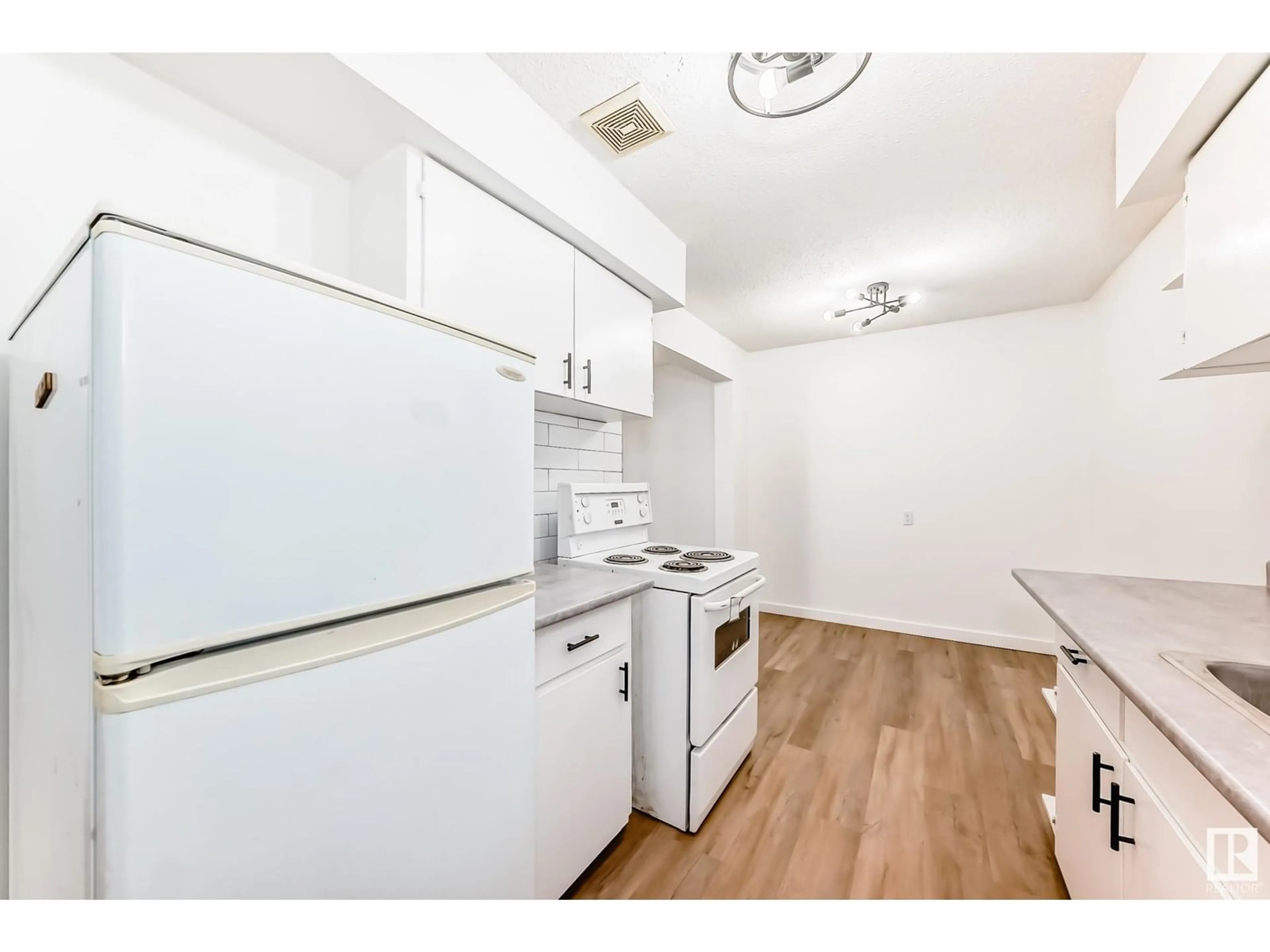 Standard kitchen, unknown for 16 14225 82 ST NW, Edmonton Alberta T5E2V7